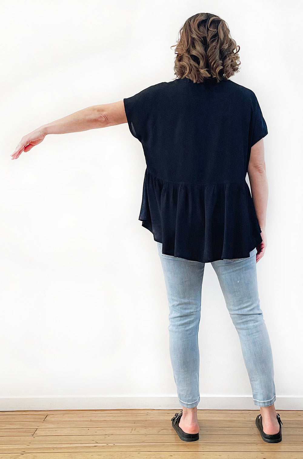 VISCOSE V-NECK SMOCK TOP BLACK