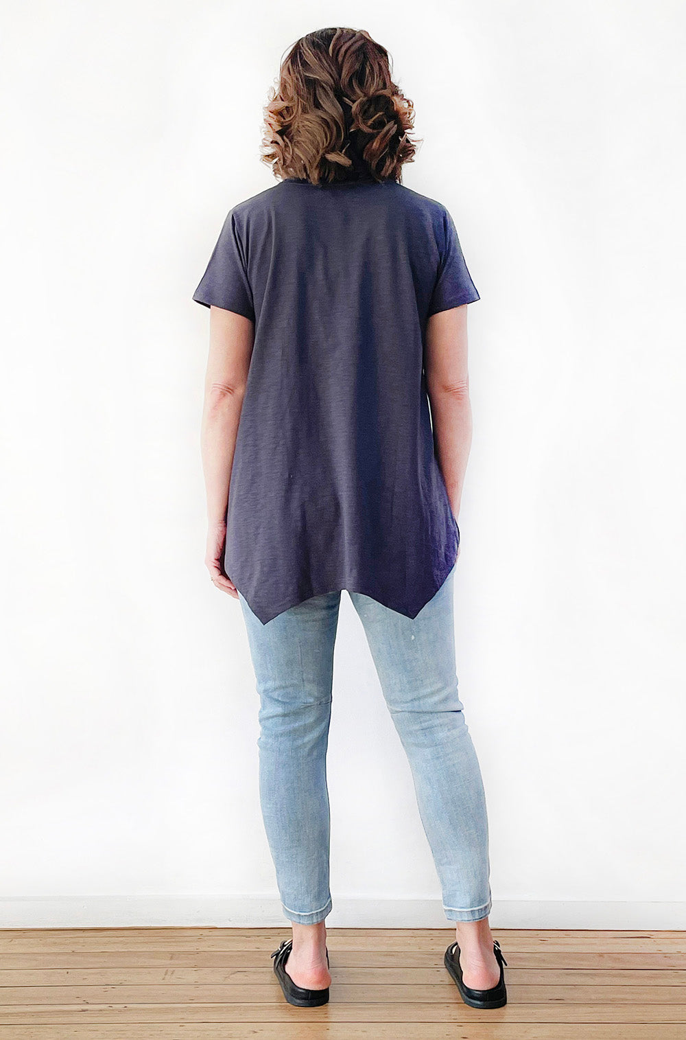 100% COTTON SHORT SLEEVE POINTED HI LO TEE DARK GREY