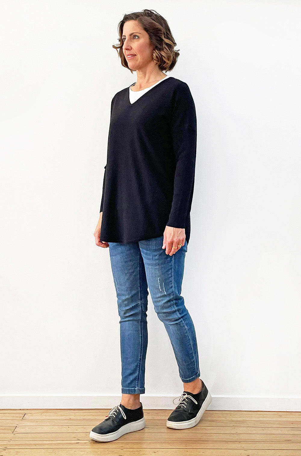 BRIDGE & LORD MERINO CASHMERE RELAXED V-NECK ELECTRIC BLUE