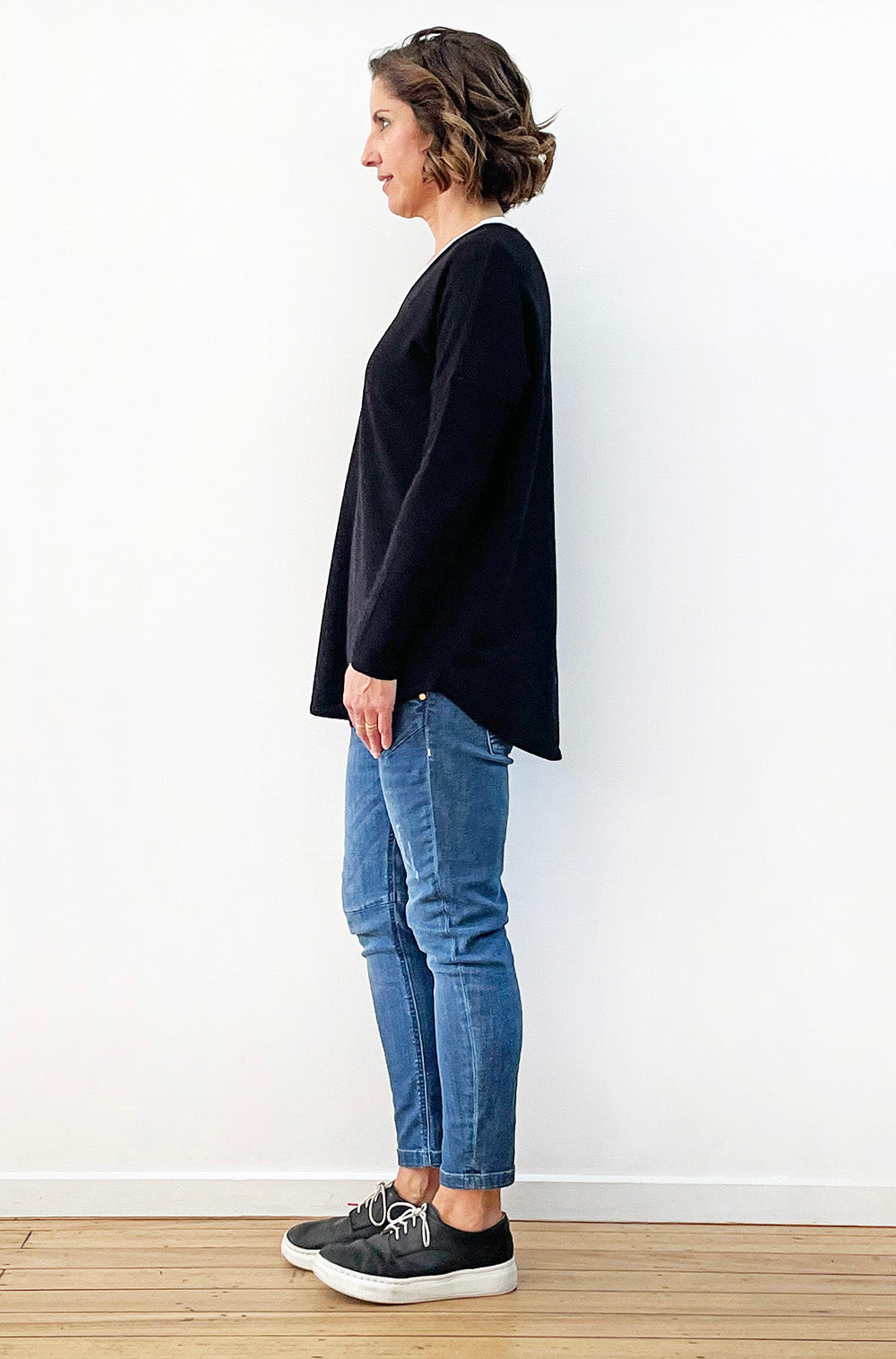BRIDGE & LORD MERINO CASHMERE RELAXED V-NECK ELECTRIC BLUE