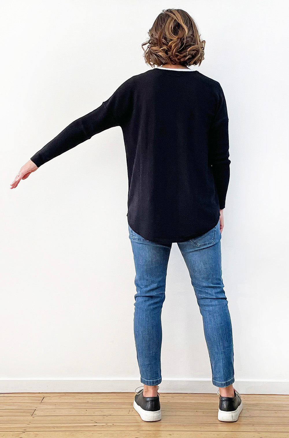 BRIDGE & LORD MERINO CASHMERE RELAXED V-NECK ELECTRIC BLUE