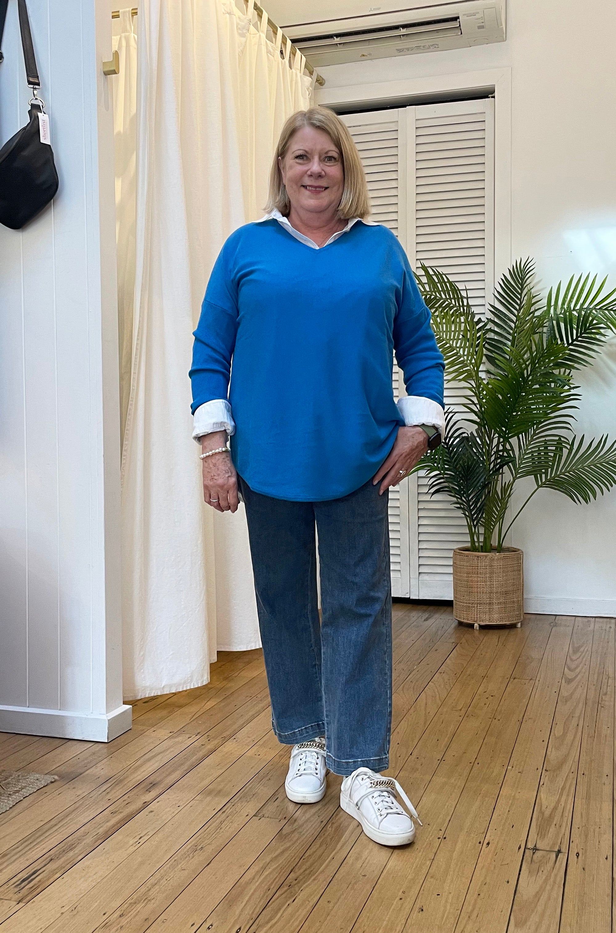 BRIDGE & LORD MERINO CASHMERE RELAXED V-NECK ELECTRIC BLUE