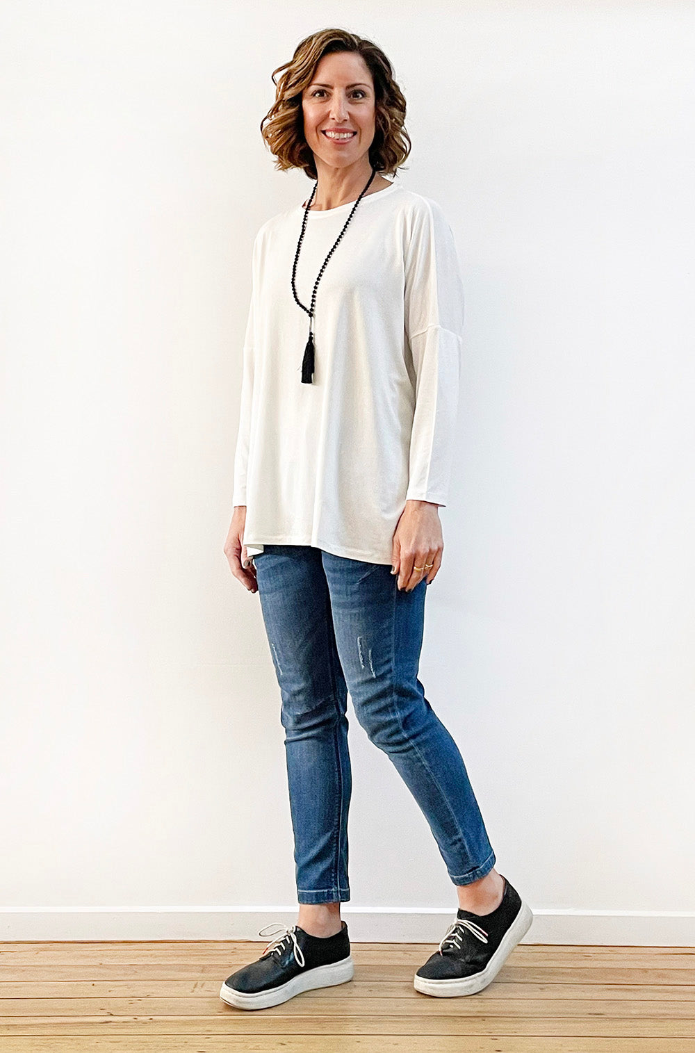 BAMBOO LONG SLEEVE CURVED HEM BOX TOP OFF WHITE