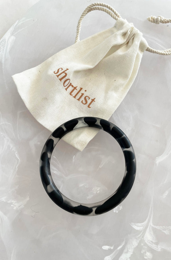 RESIN ROUND BANGLE CLEAR/BLACK