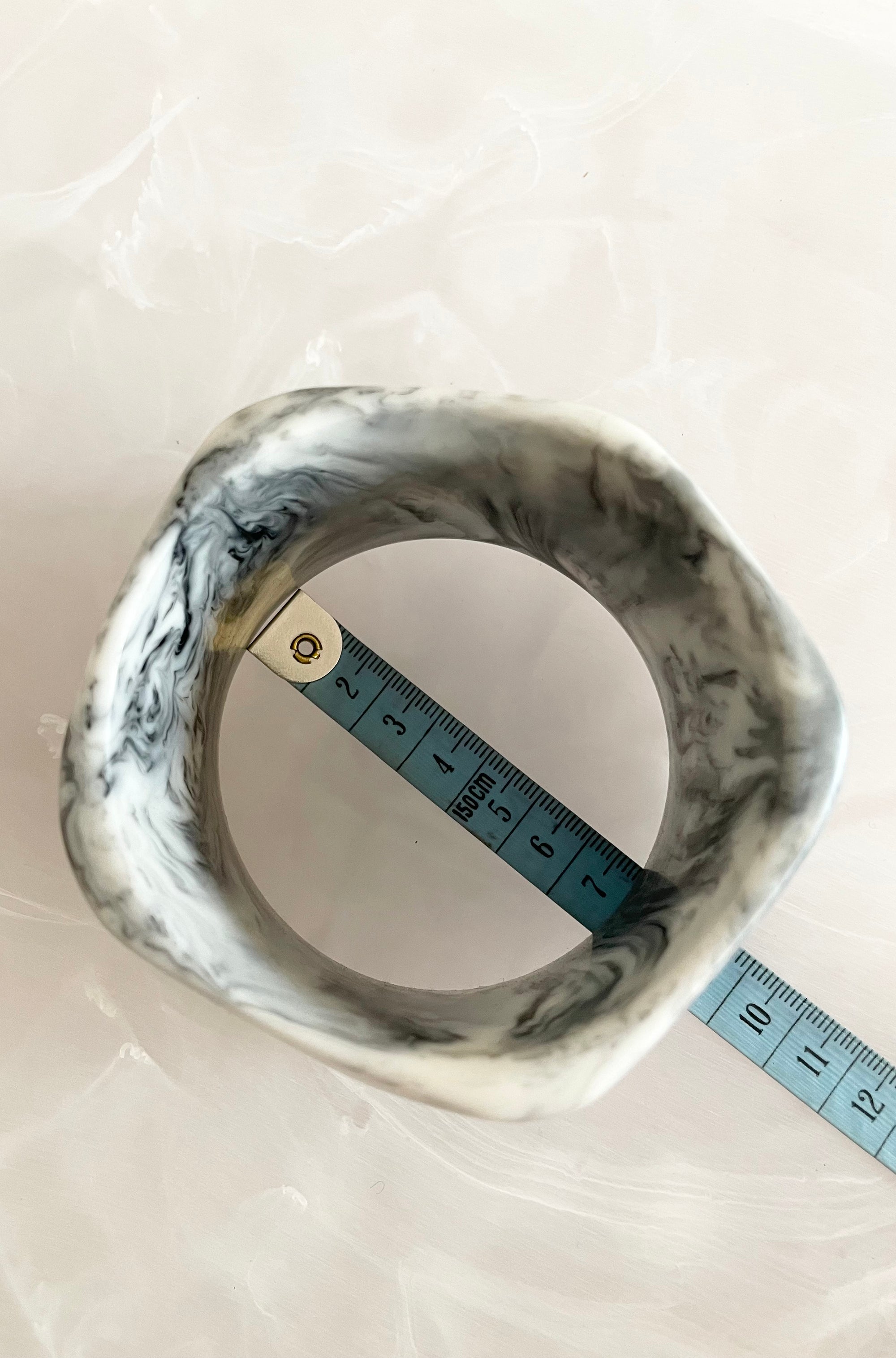 RESIN ROUND CHUNKY BANGLE WHITE MARBLE