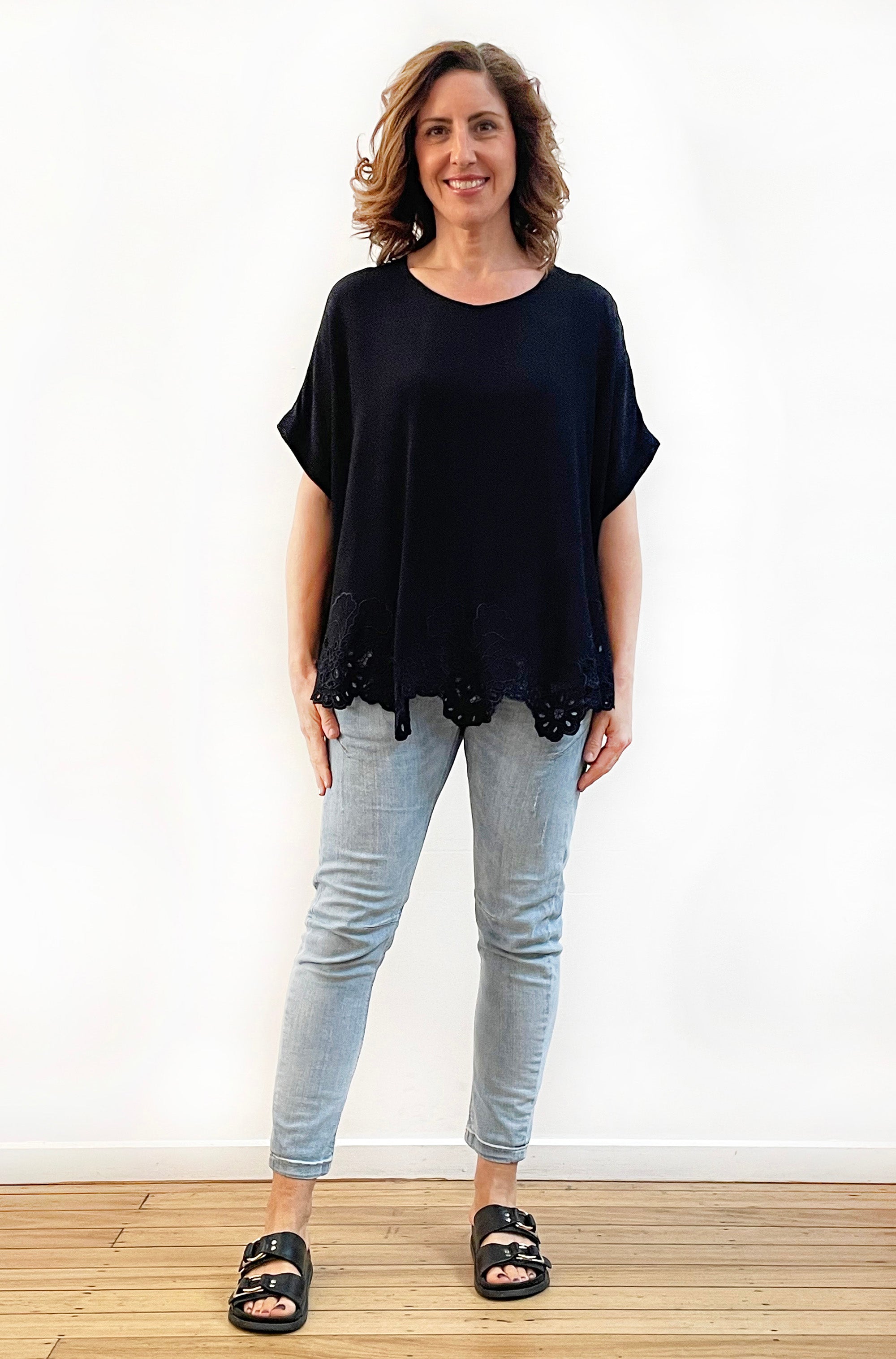 VISCOSE SHORT SLEEVE CUTWORK CIRCLE TOP BLACK