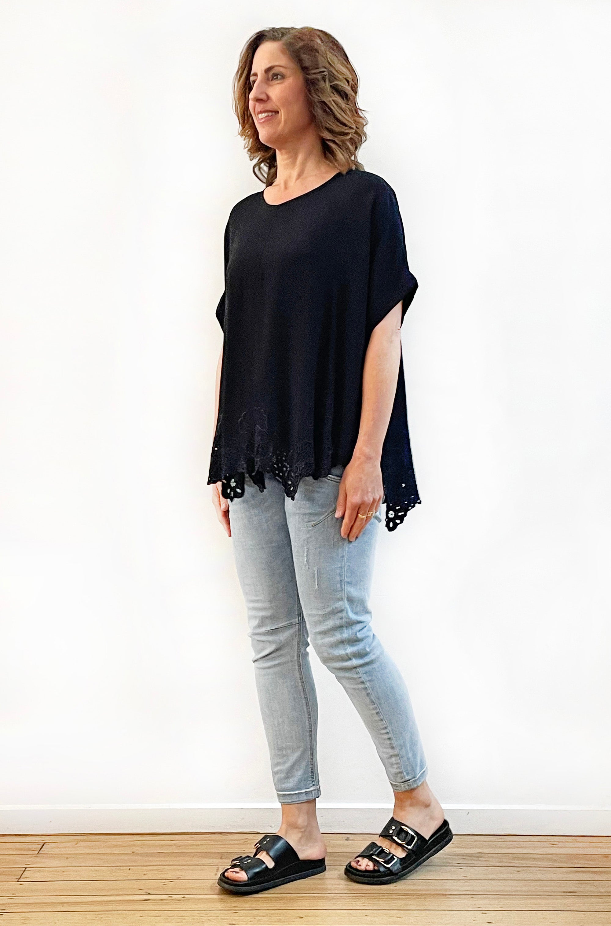 VISCOSE SHORT SLEEVE CUTWORK CIRCLE TOP BLACK