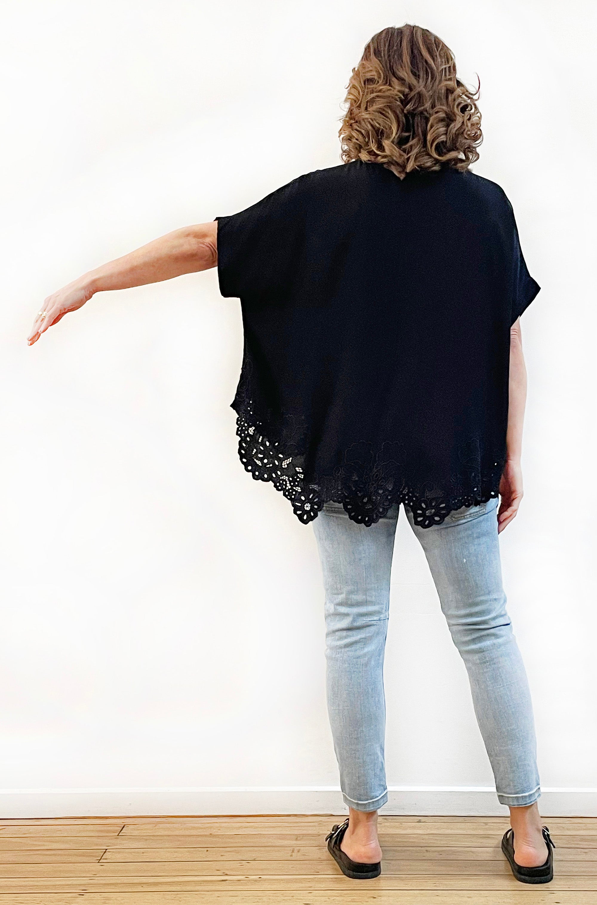 VISCOSE SHORT SLEEVE CUTWORK CIRCLE TOP BLACK