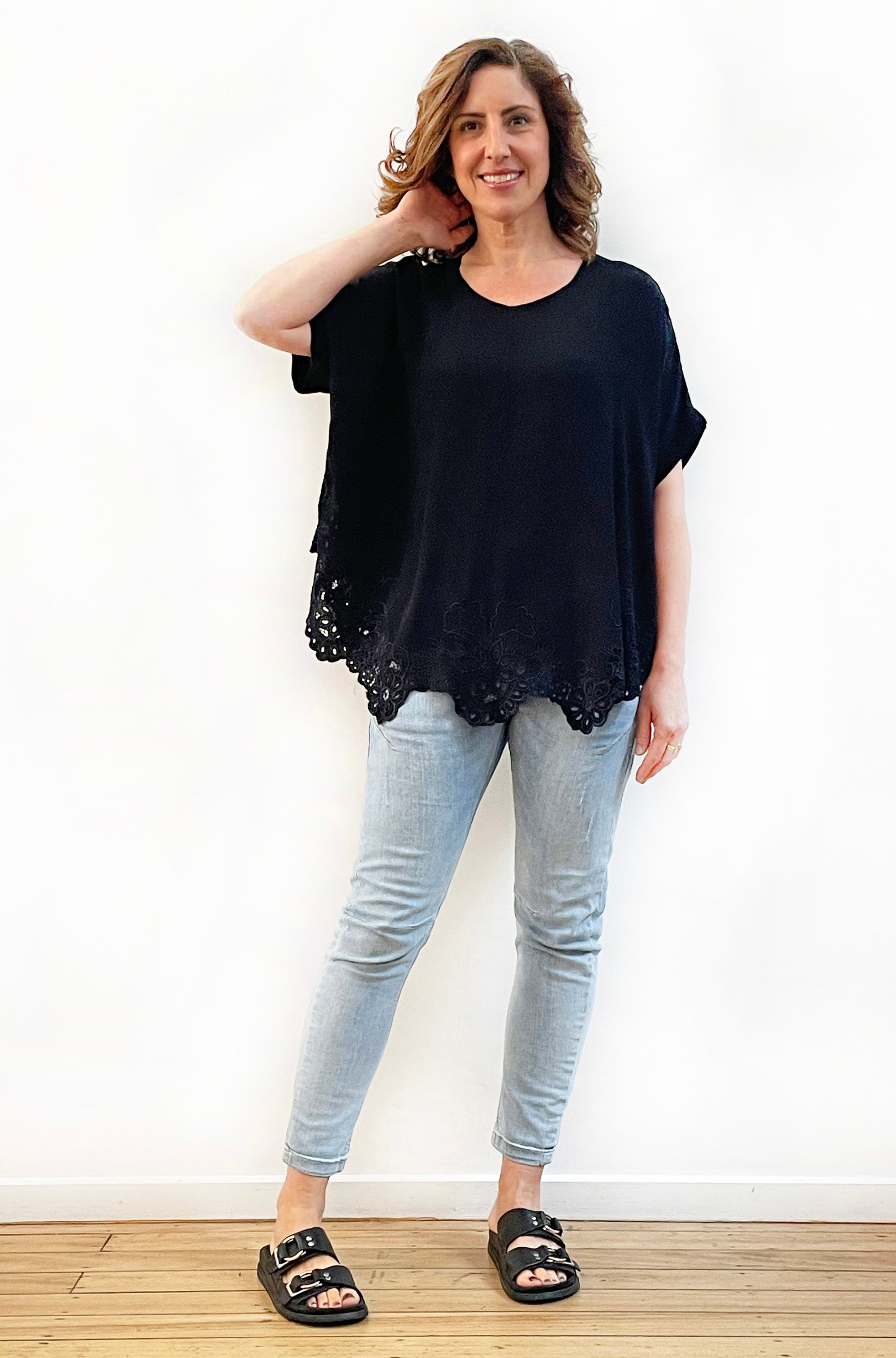 VISCOSE SHORT SLEEVE CUTWORK CIRCLE TOP BLACK