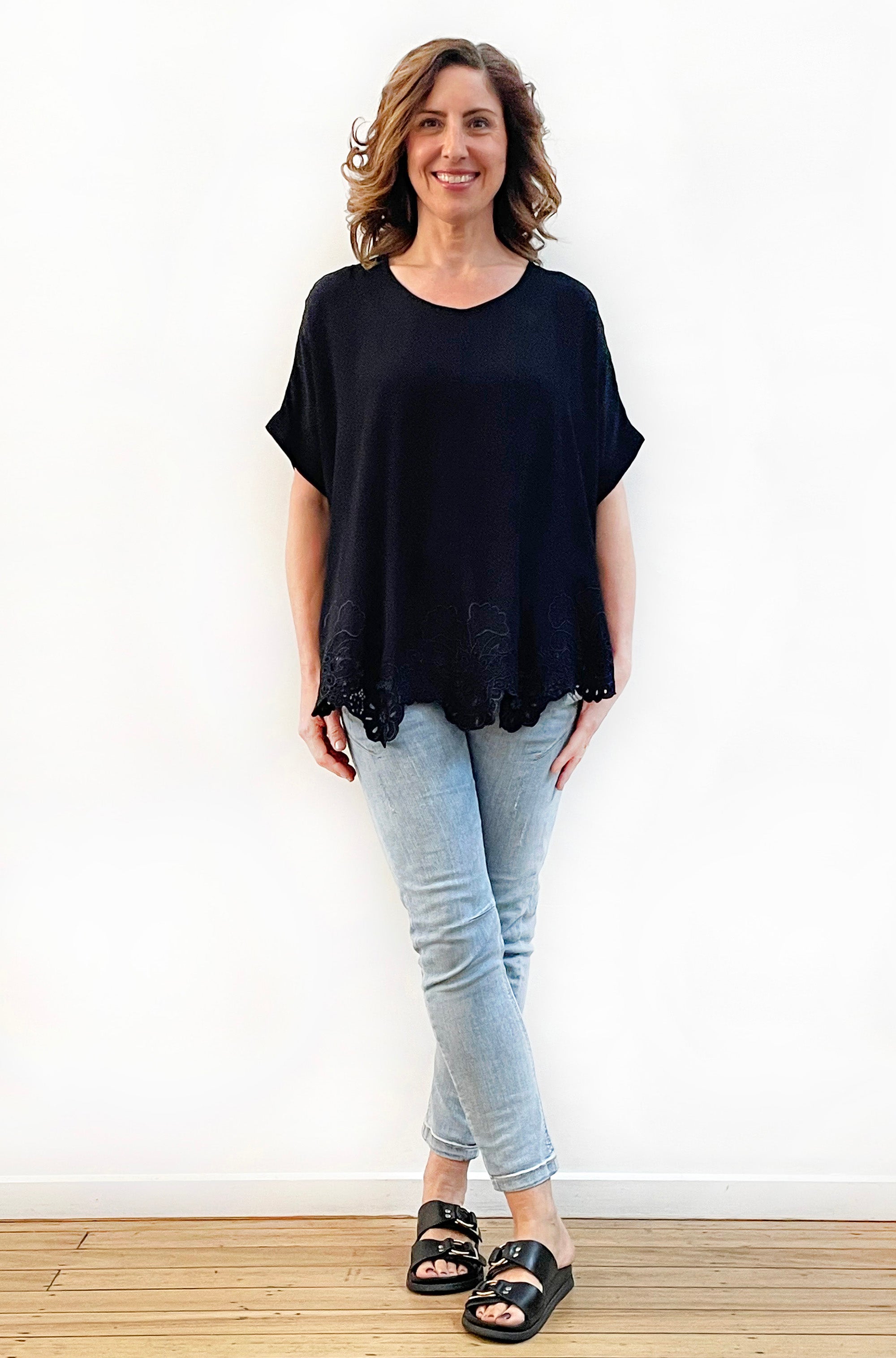 VISCOSE SHORT SLEEVE CUTWORK CIRCLE TOP BLACK
