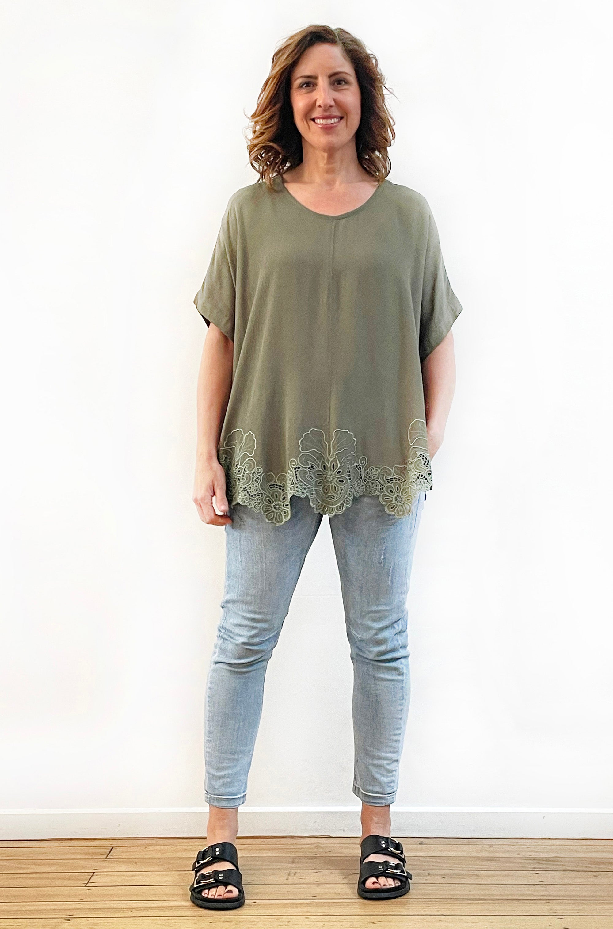 VISCOSE SHORT SLEEVE CUTWORK CIRCLE TOP KHAKI
