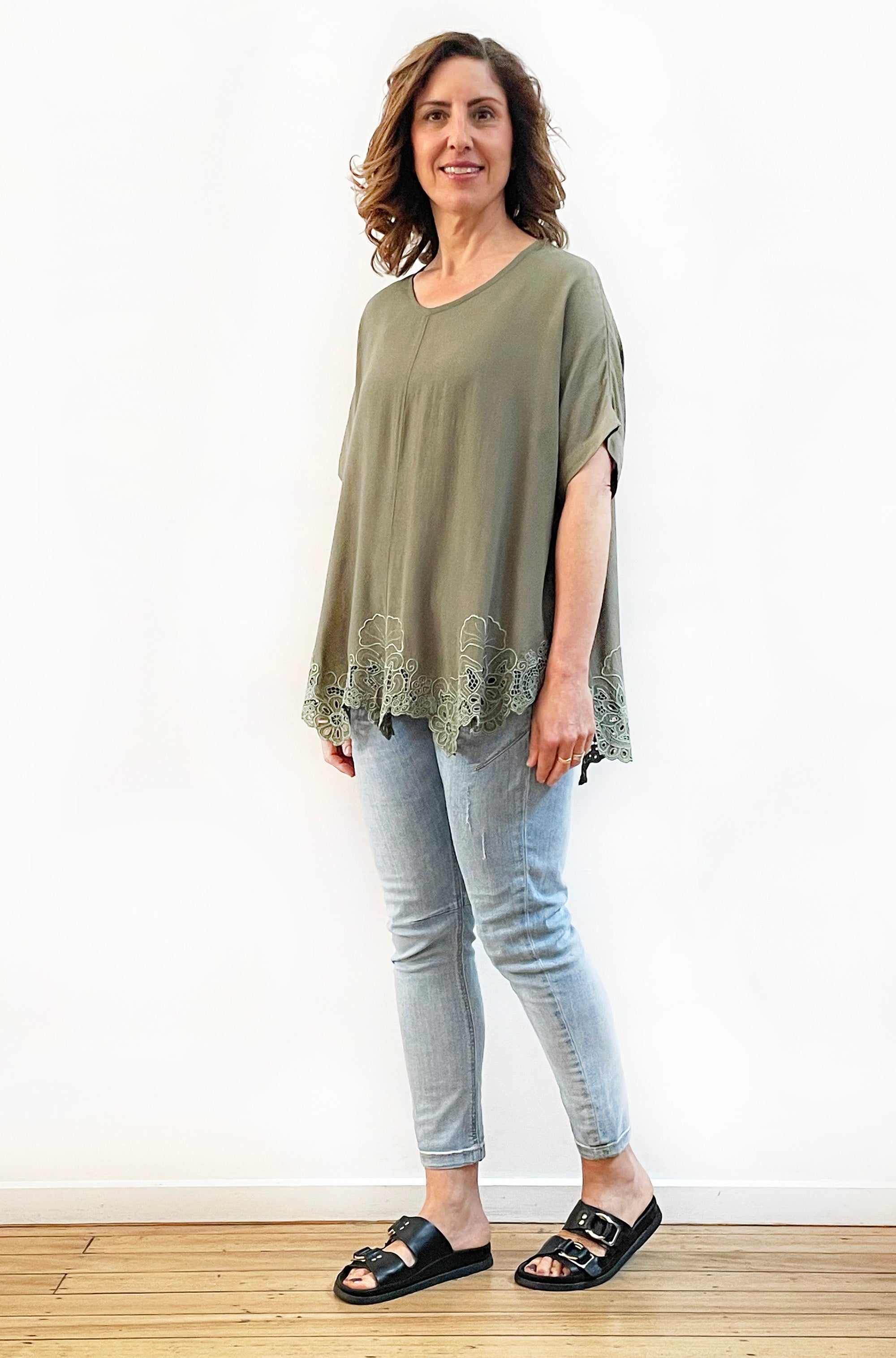 VISCOSE SHORT SLEEVE CUTWORK CIRCLE TOP KHAKI