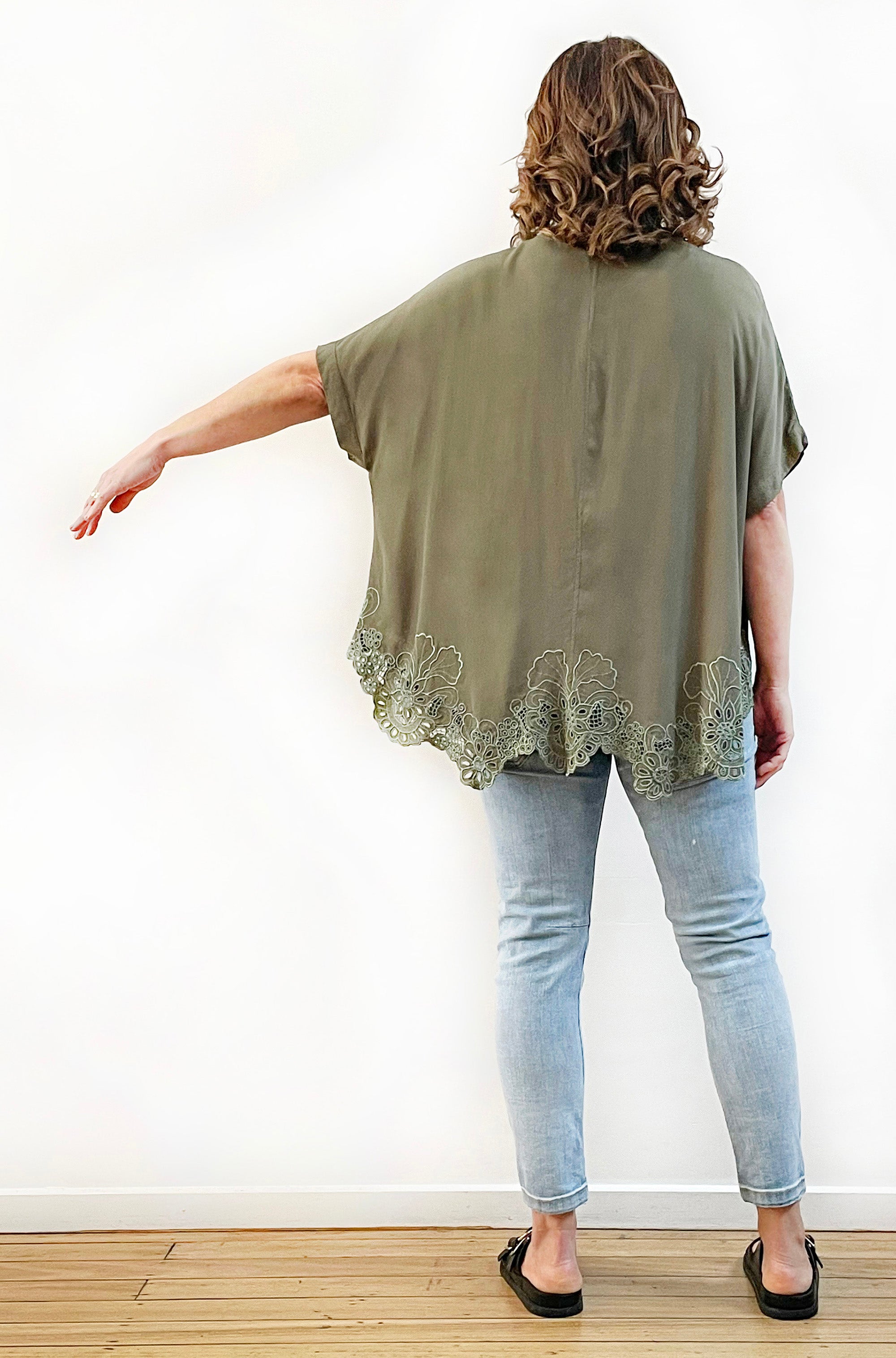 VISCOSE SHORT SLEEVE CUTWORK CIRCLE TOP KHAKI
