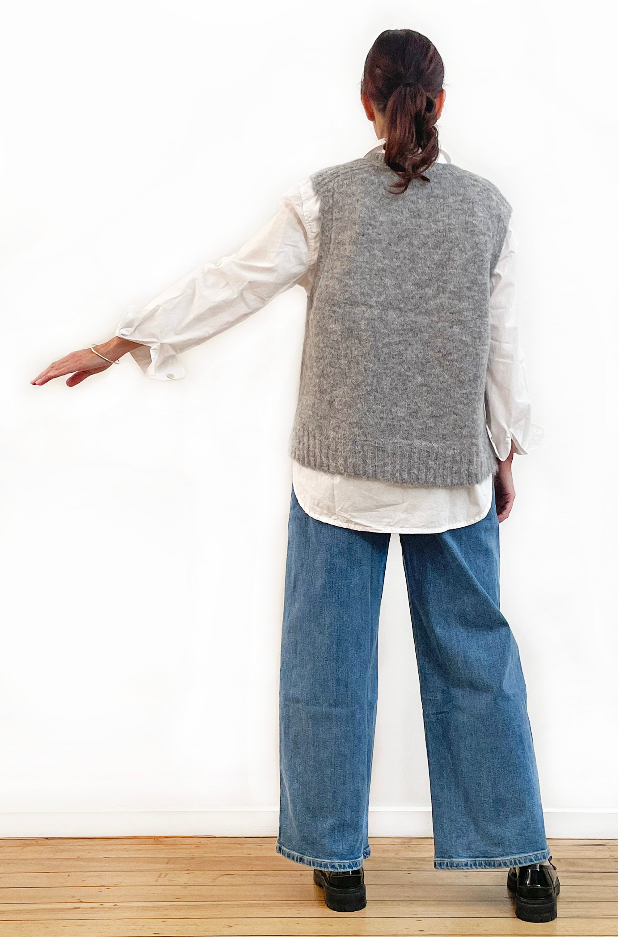 ALPACA/WOOL BLEND V-NECK VEST SILVER GREY