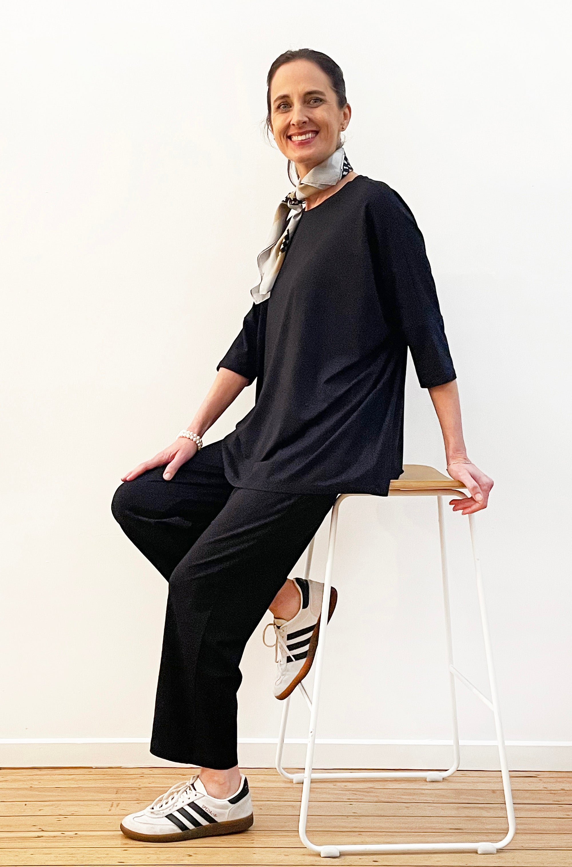 BAMBOO SHORT SLEEVE CURVED HEM BOX TOP BLACK