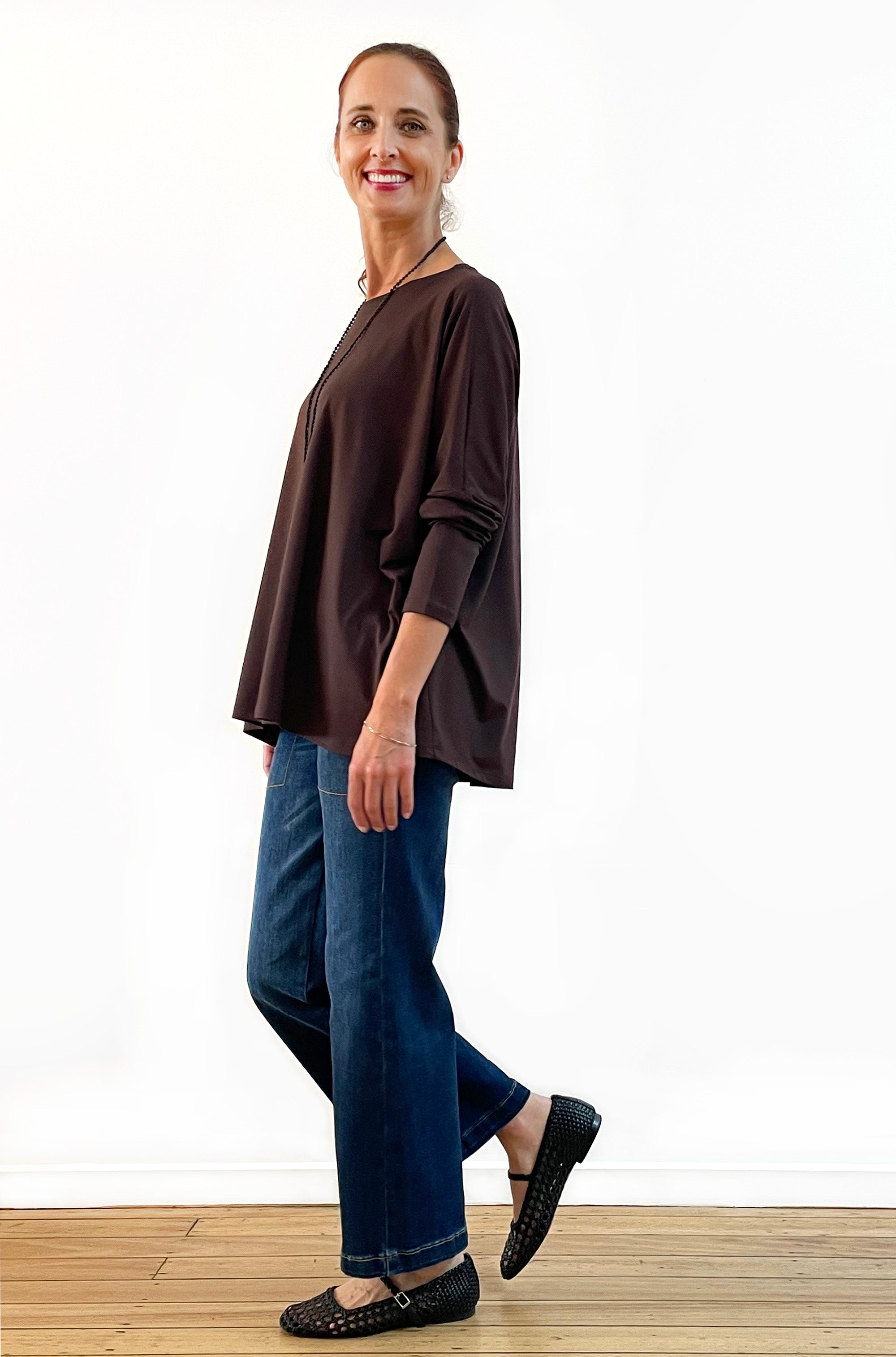 BAMBOO LONG SLEEVE CURVED HEM BOX TOP CHOCOLATE