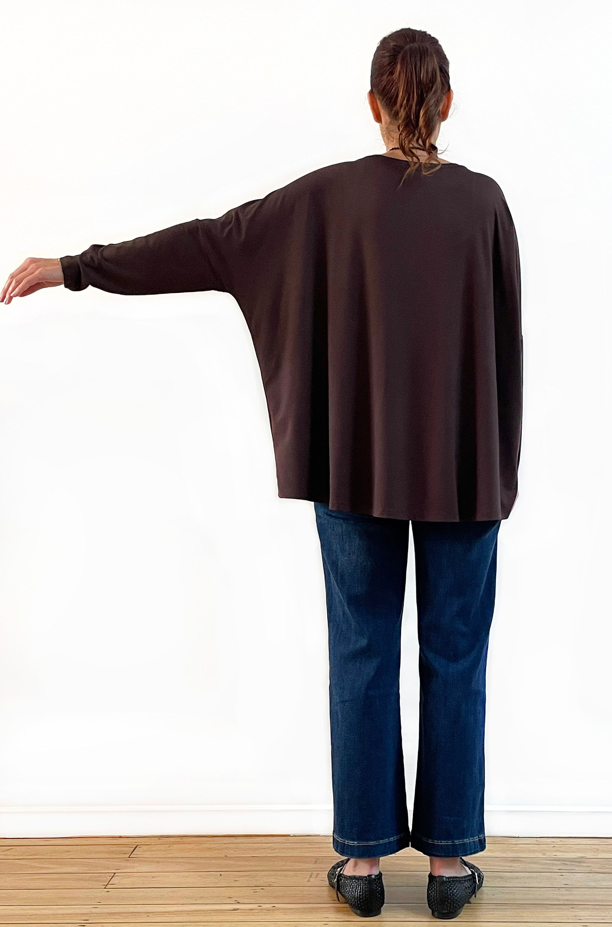 BAMBOO LONG SLEEVE CURVED HEM BOX TOP CHOCOLATE