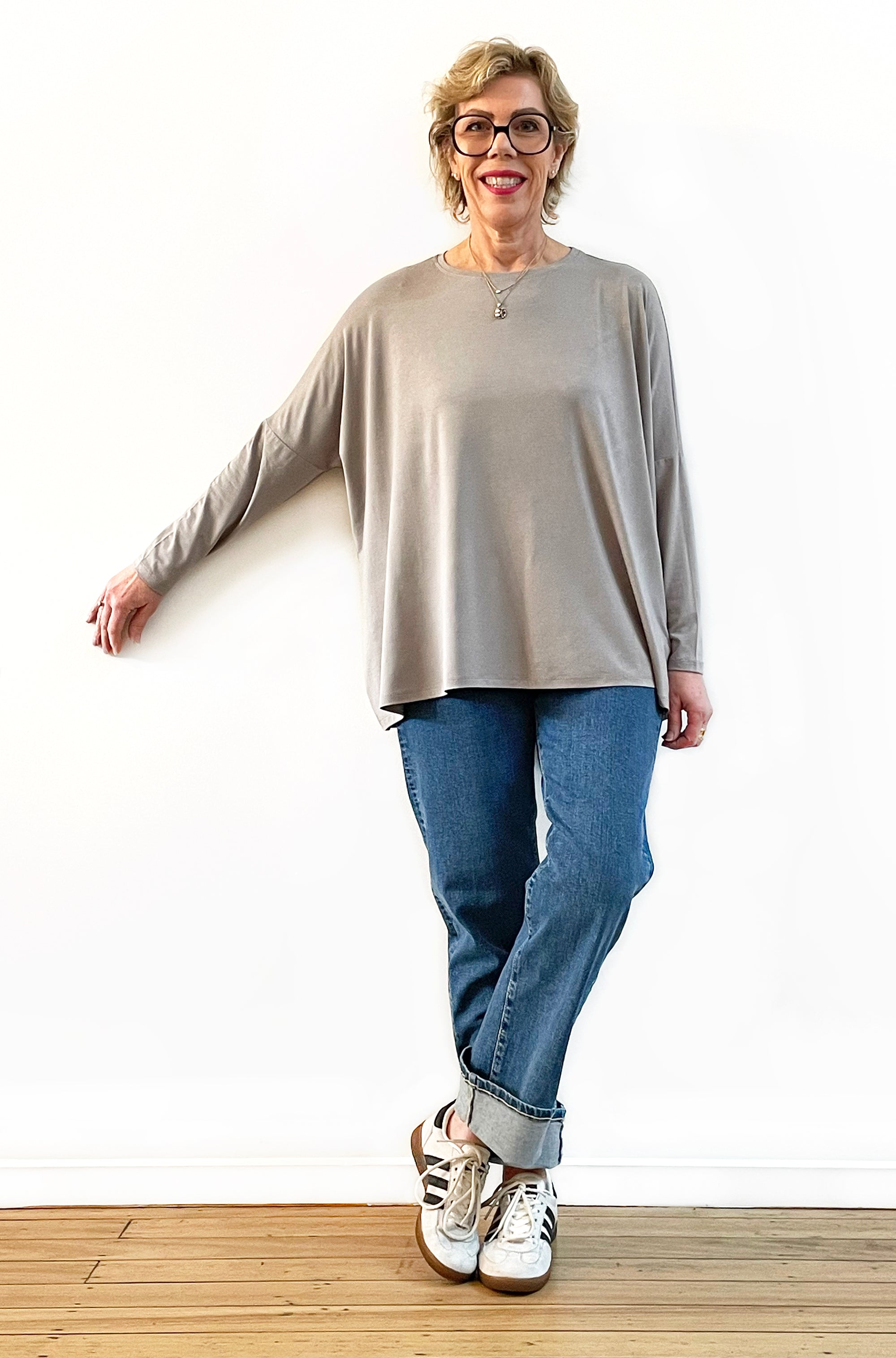 BAMBOO LONG SLEEVE CURVED HEM BOX TOP TAUPE