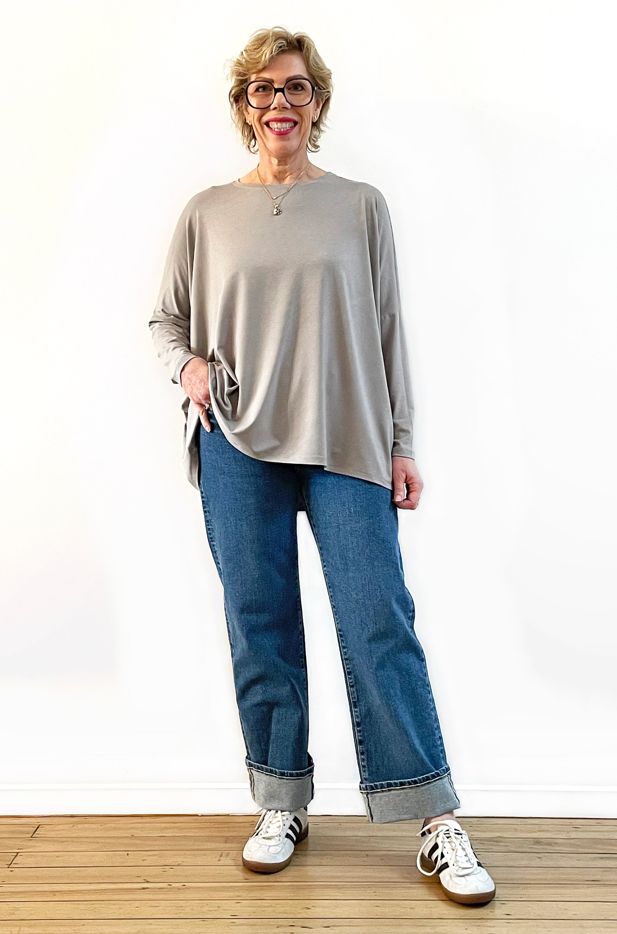 BAMBOO LONG SLEEVE CURVED HEM BOX TOP TAUPE