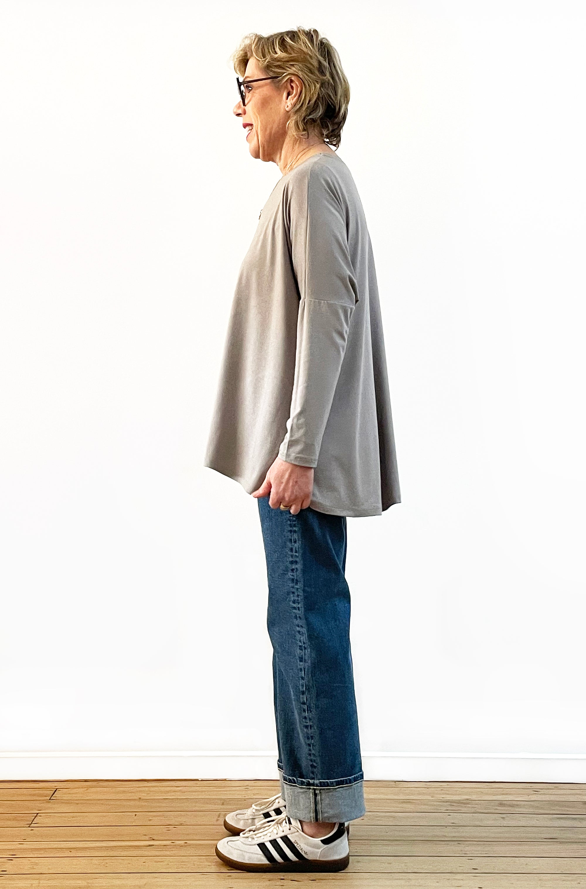 BAMBOO LONG SLEEVE CURVED HEM BOX TOP TAUPE