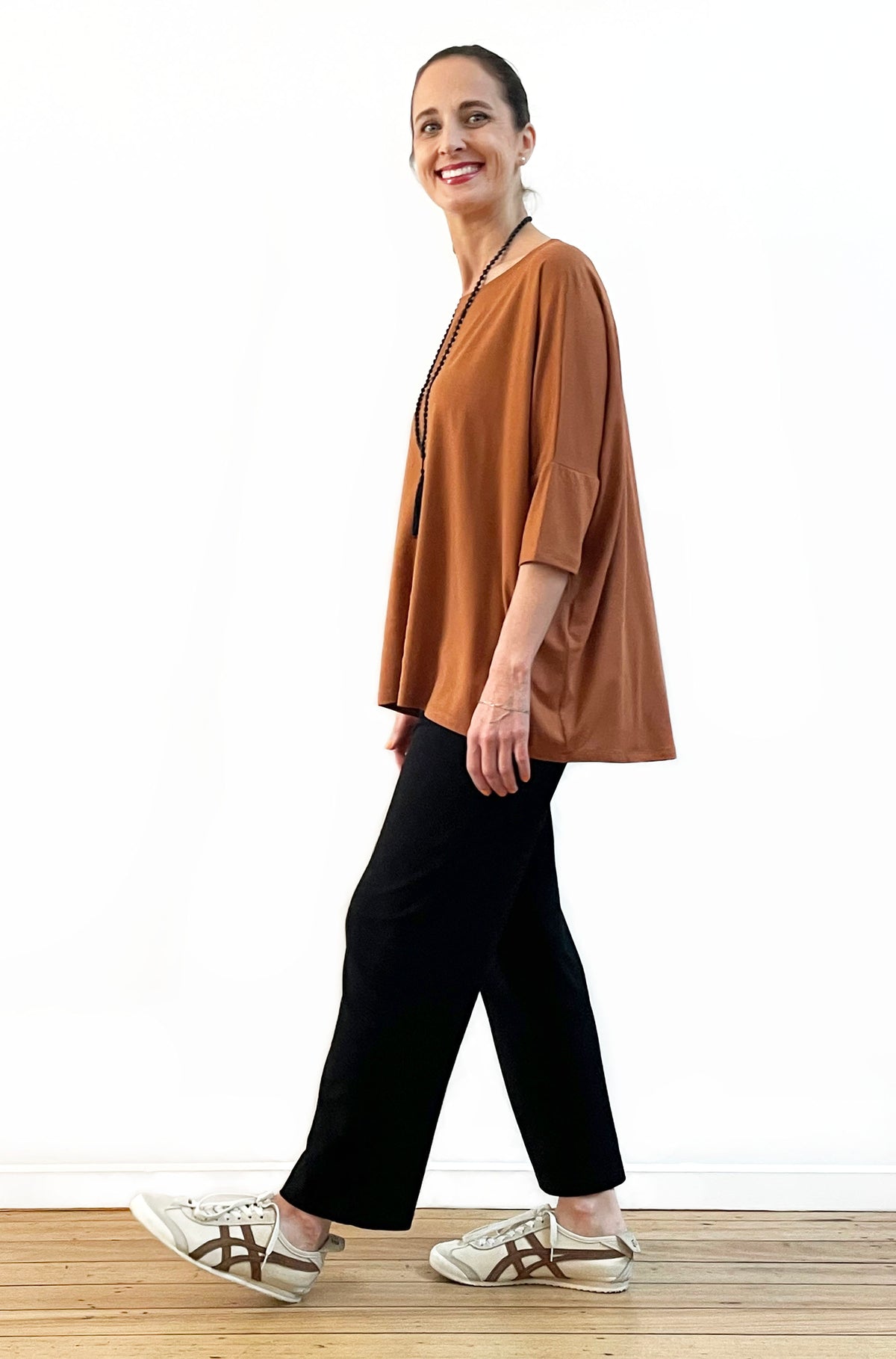 BAMBOO SHORT SLEEVE CURVED HEM BOX TOP CHESNUT