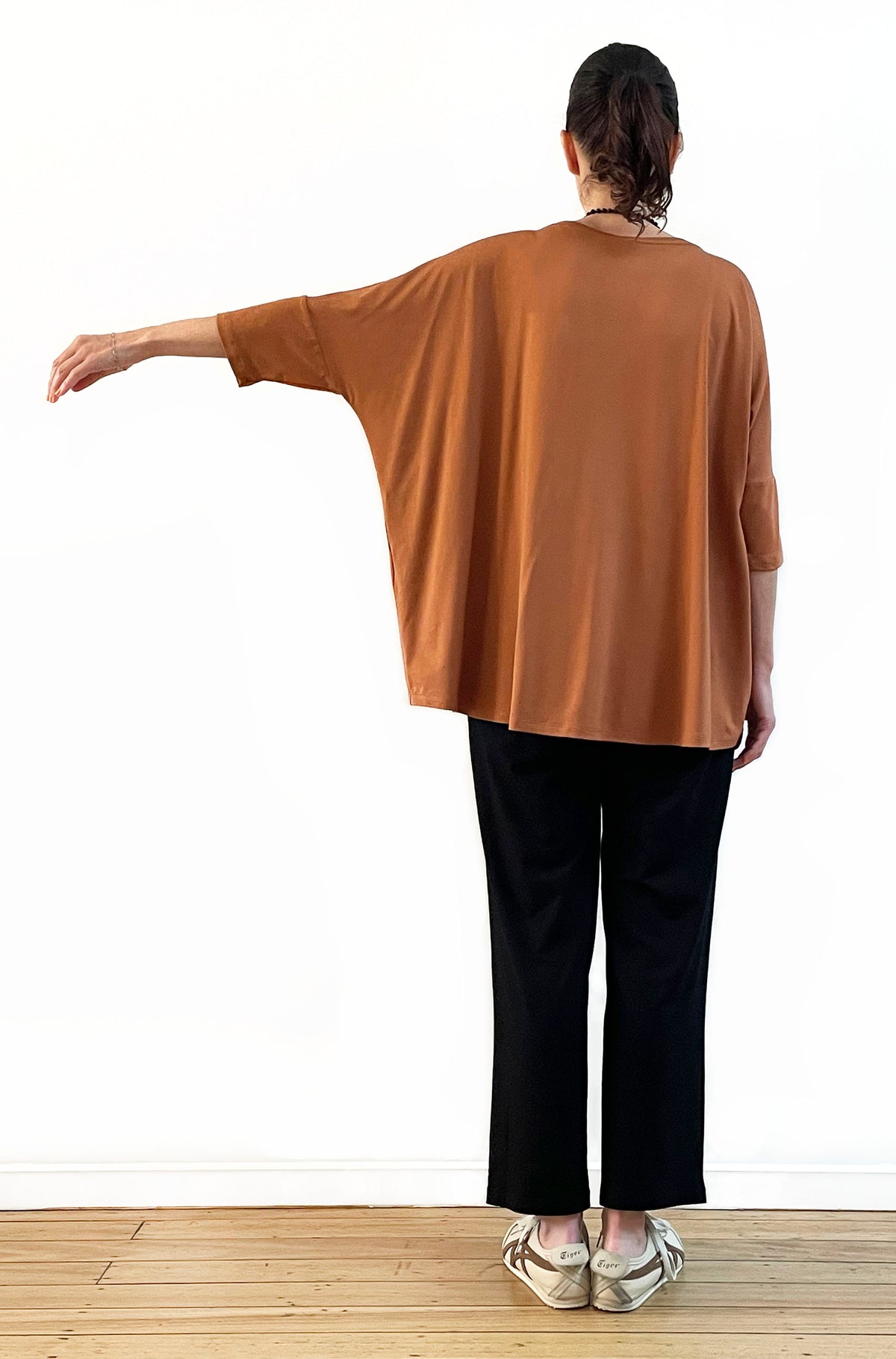 BAMBOO SHORT SLEEVE CURVED HEM BOX TOP CHESNUT