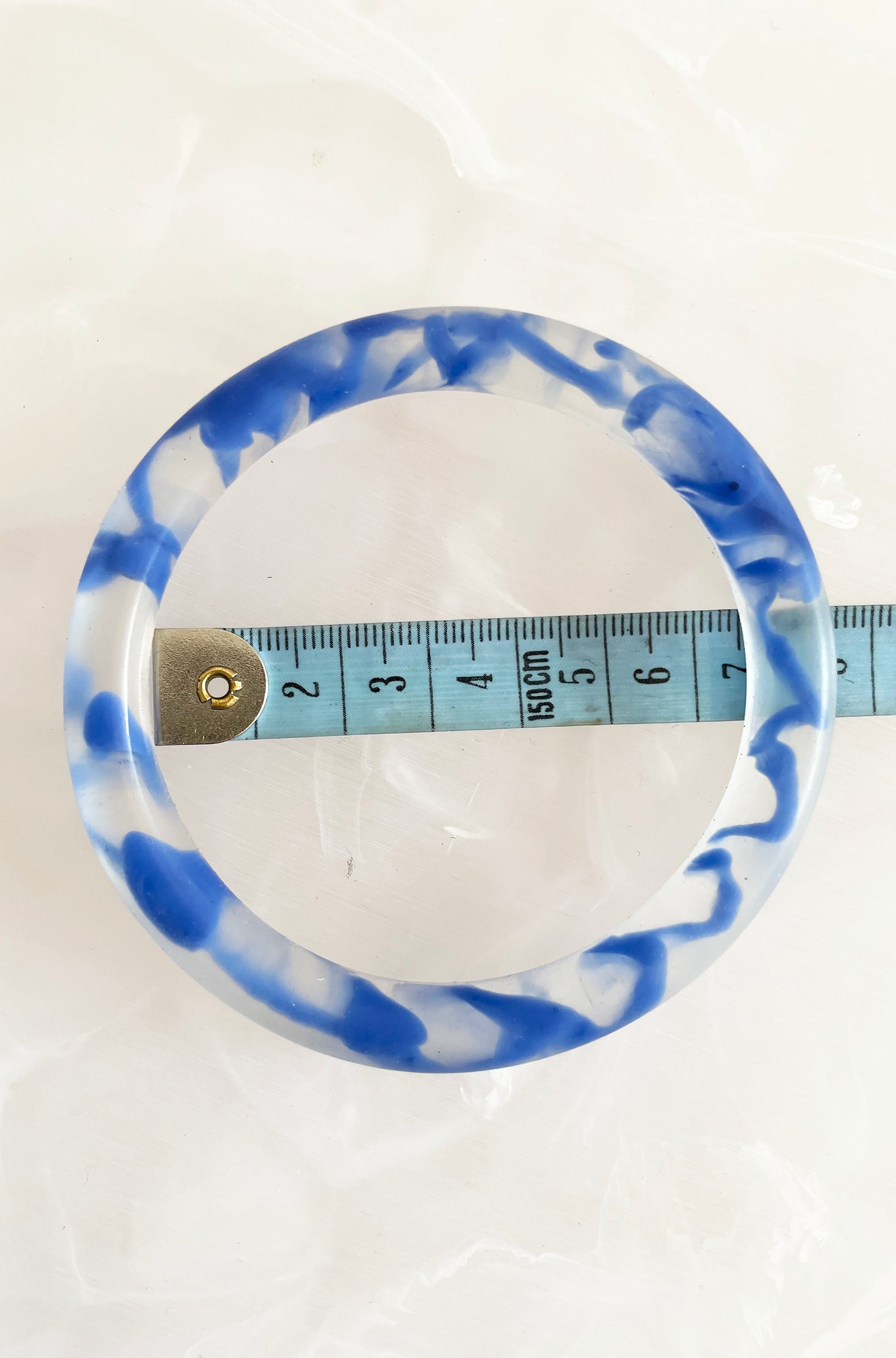 RESIN ROUND BANGLE CLEAR/BLUE