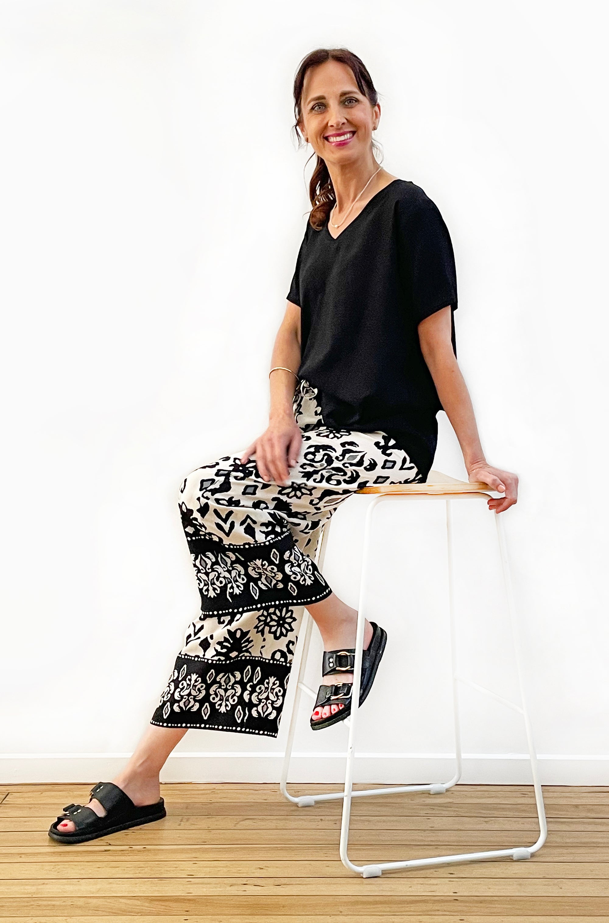BORDER PRINT CROPPED WIDE LEG PANT BLACK