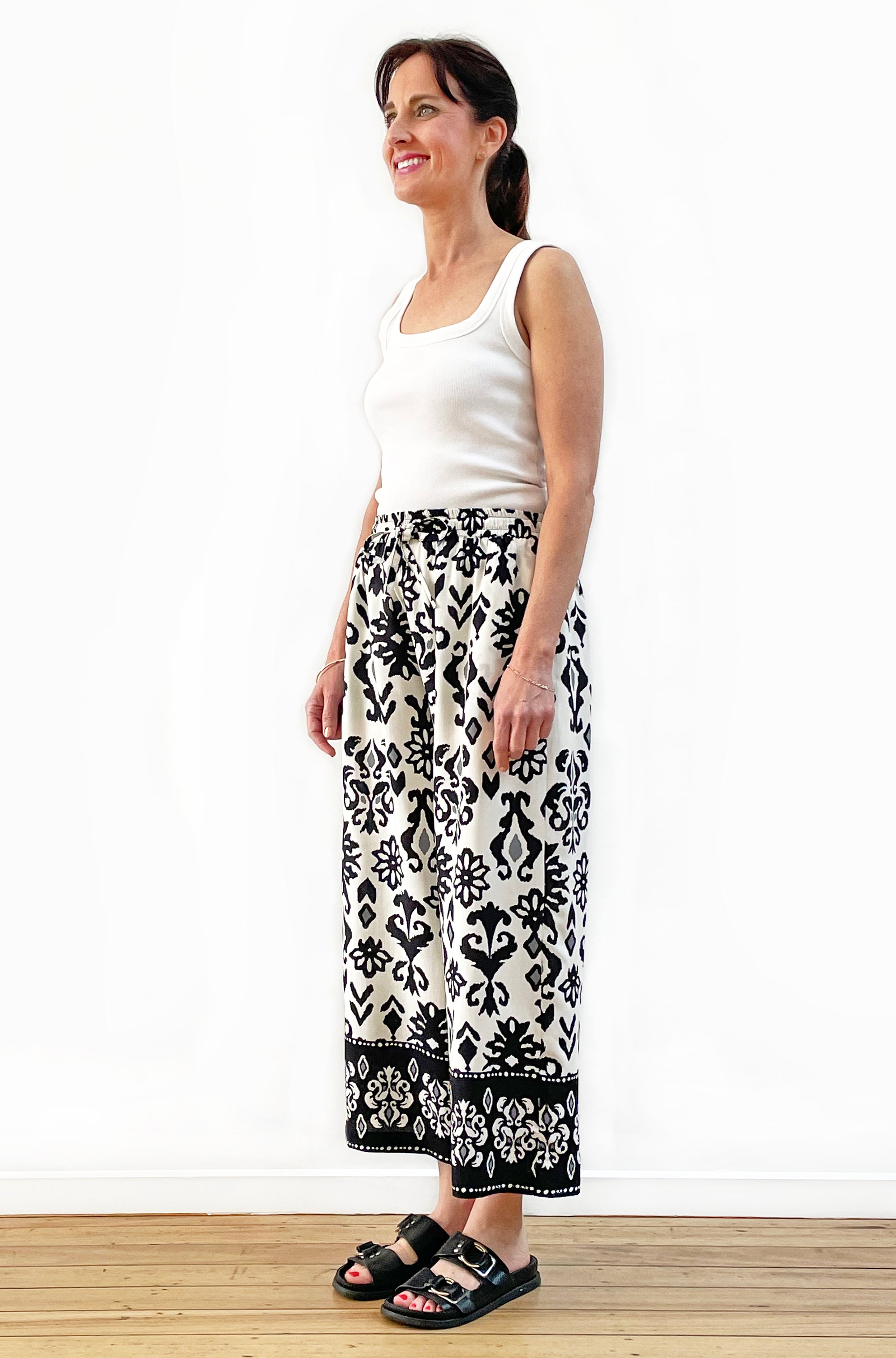 BORDER PRINT CROPPED WIDE LEG PANT BLACK