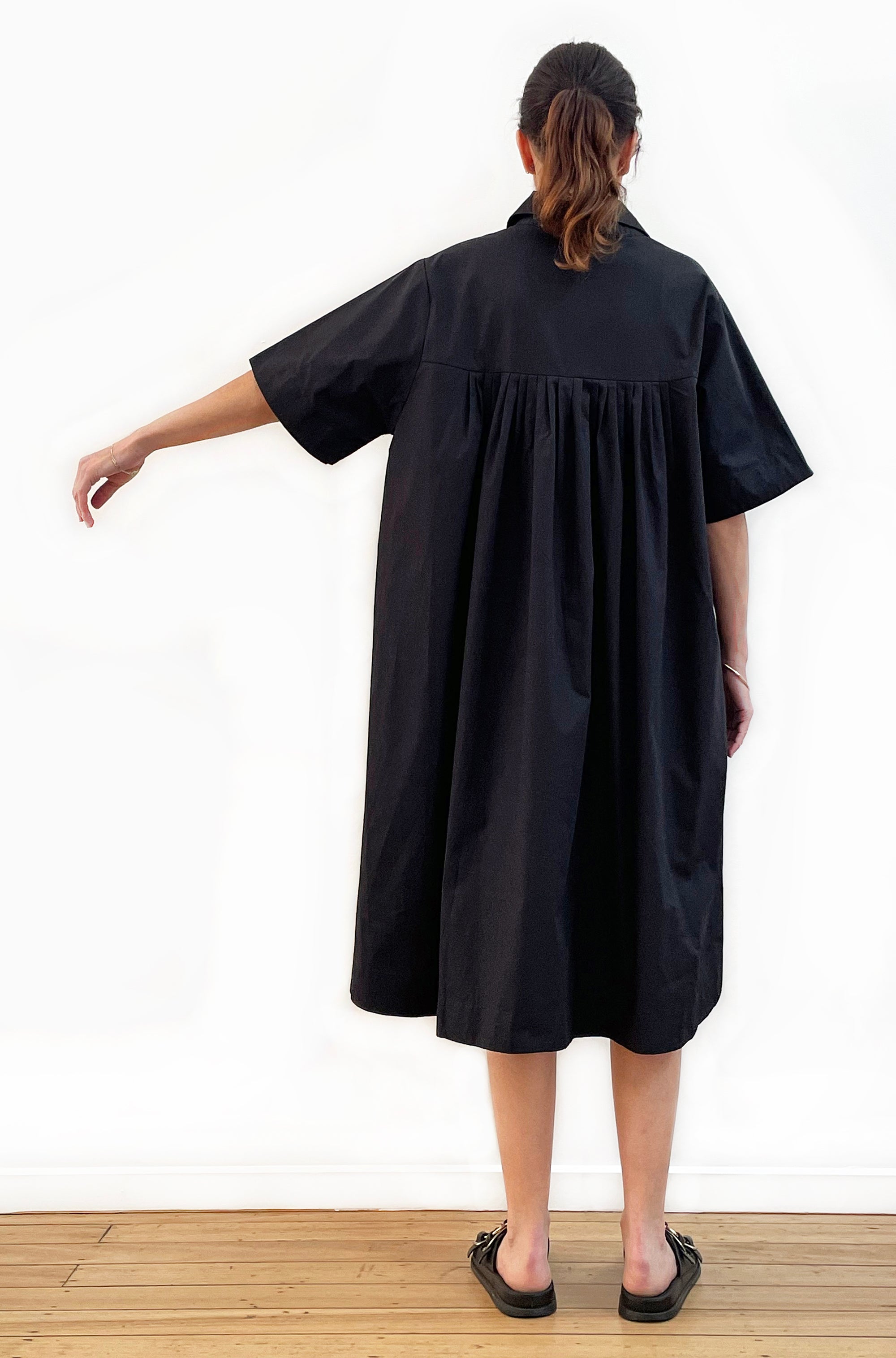 COTTON GATHERED BACK SWING SHIRT DRESS BLACK