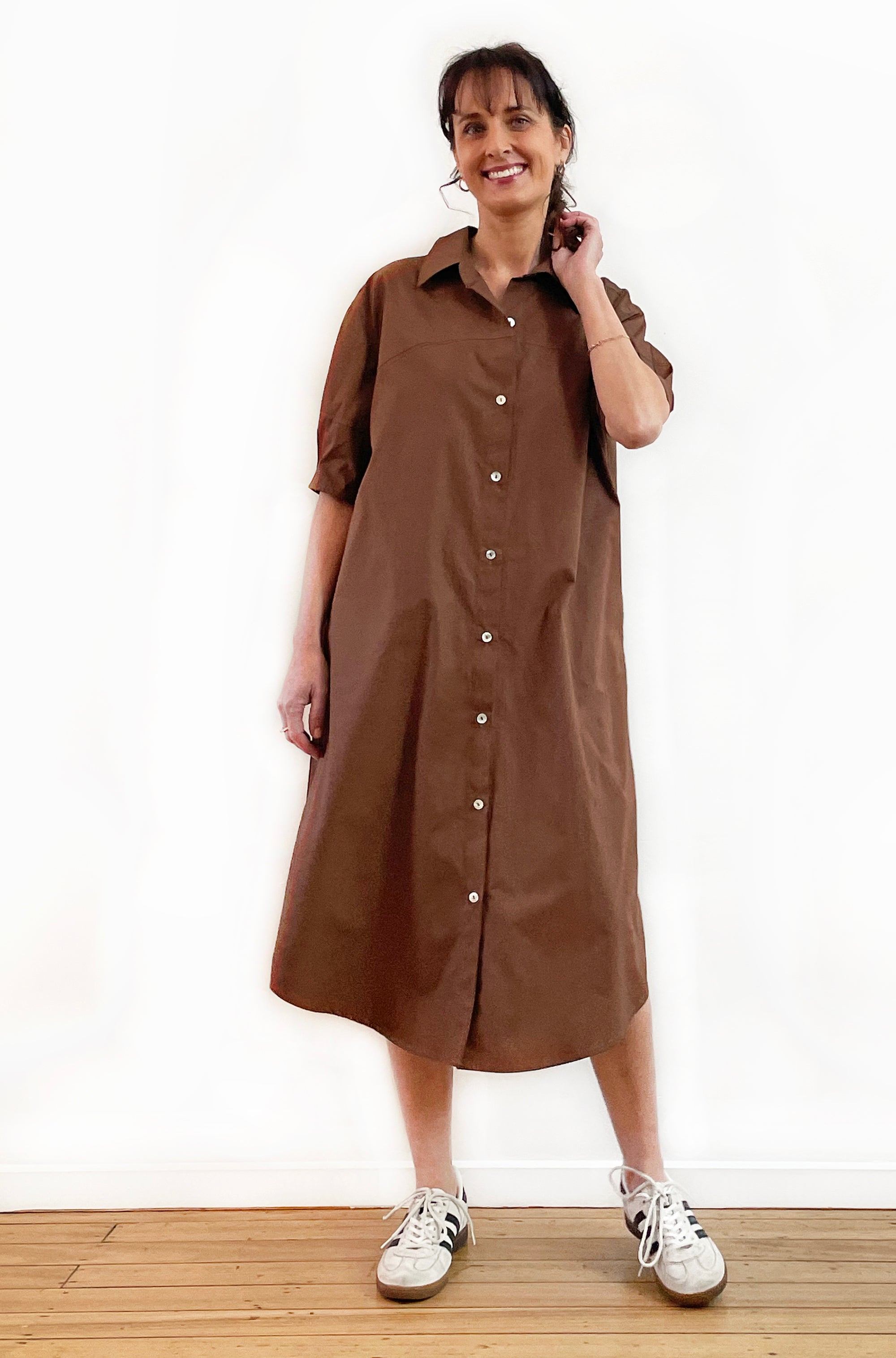 COTTON SHORT SLEEVE CURVED YOKE SHIRT DRESS MILK CHOCOLATE