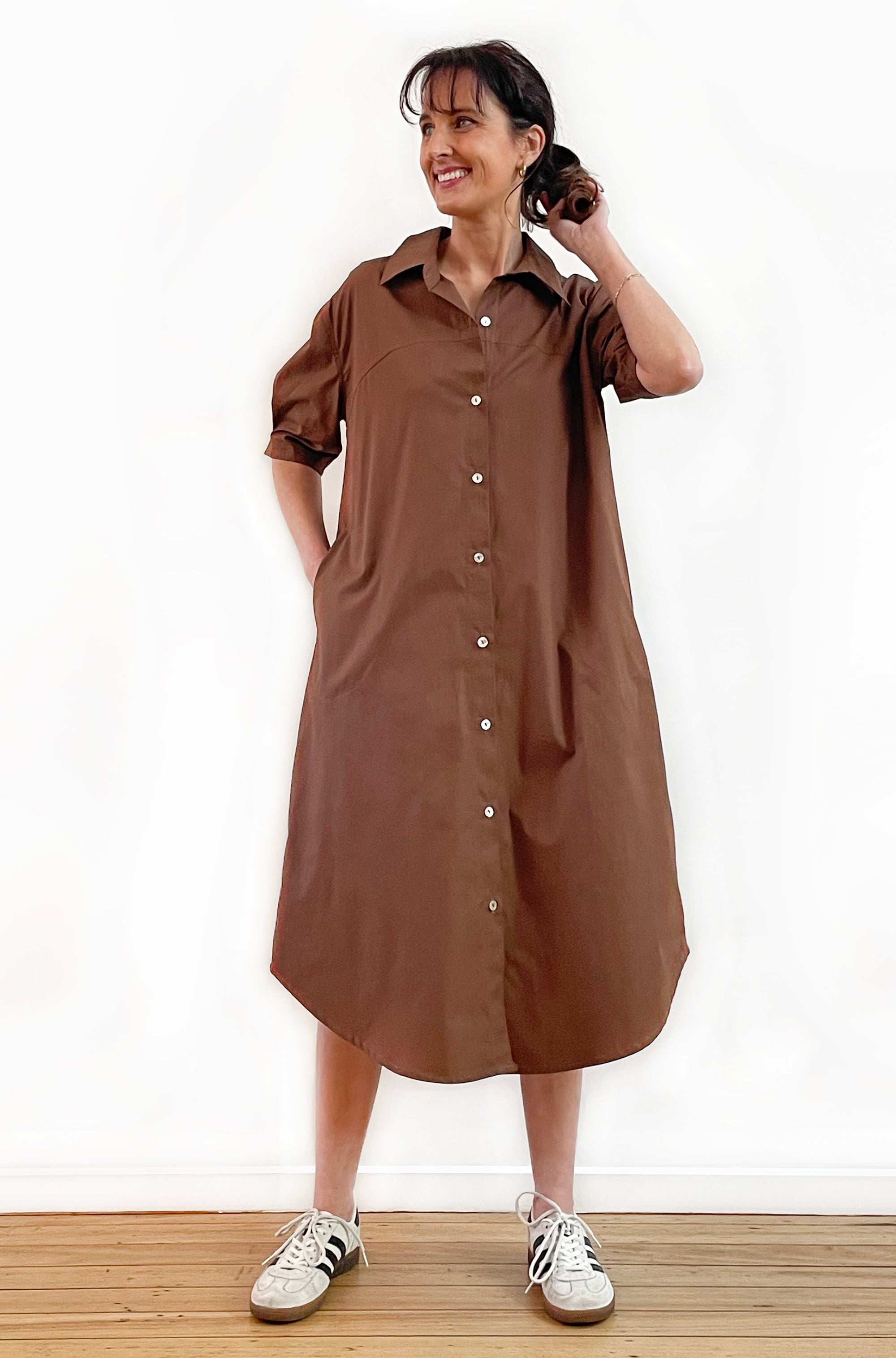 COTTON SHORT SLEEVE CURVED YOKE SHIRT DRESS MILK CHOCOLATE