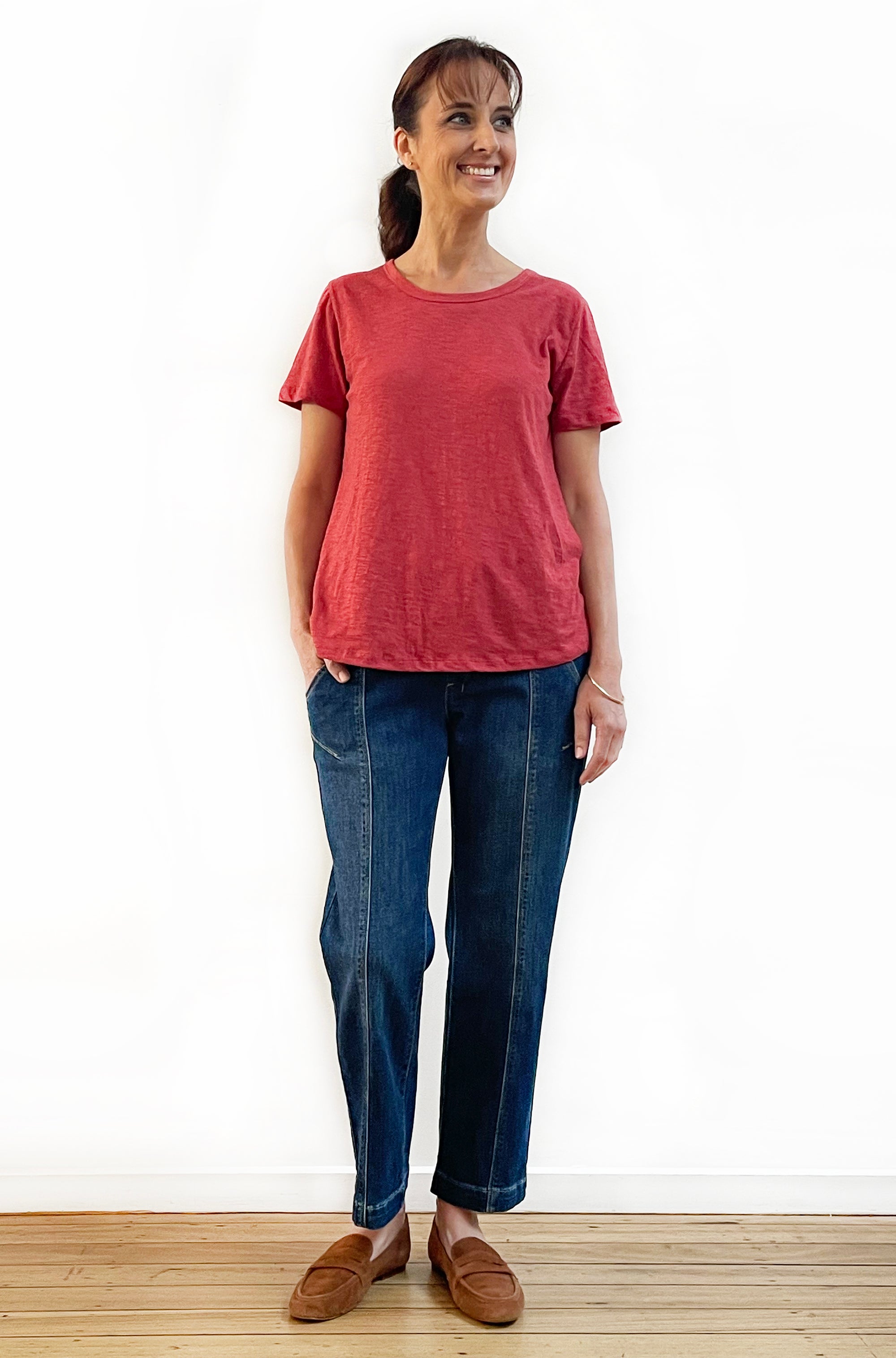 100% COTTON SHORT SLEEVE FITTED TEE BRICK RED