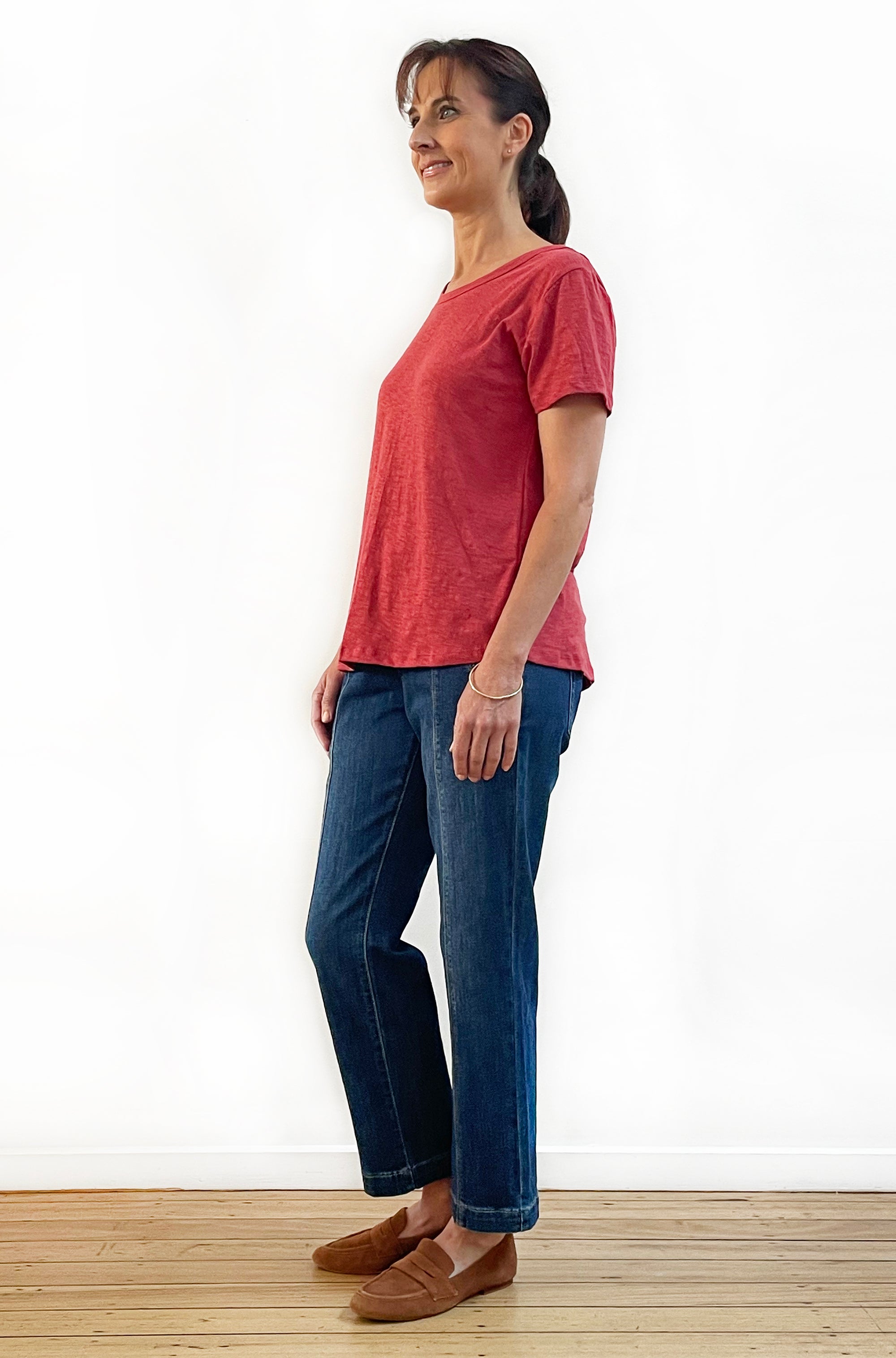 100% COTTON SHORT SLEEVE FITTED TEE BRICK RED
