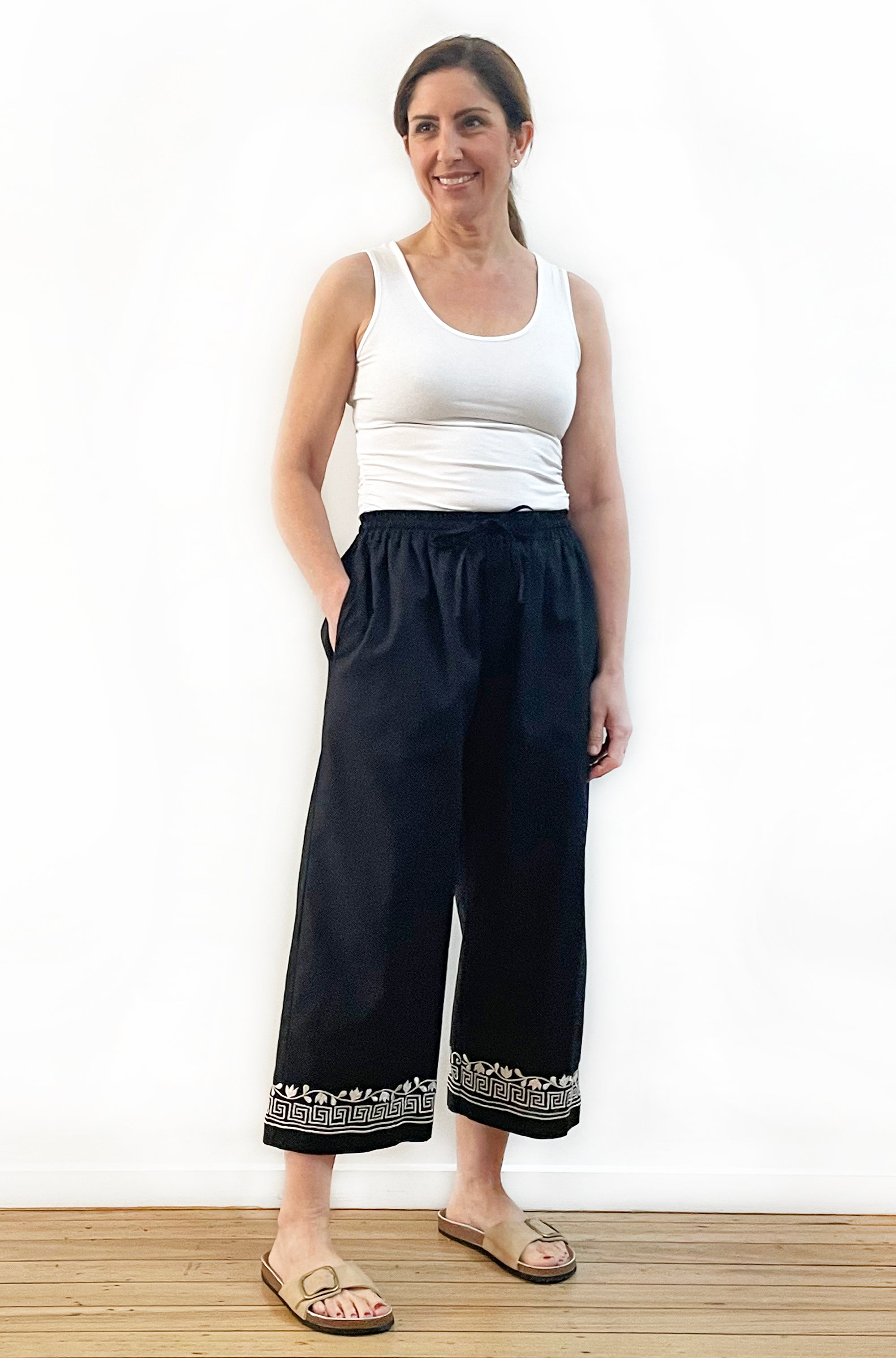 LINEN EMBROIDERED CROPPED PANT BLACK