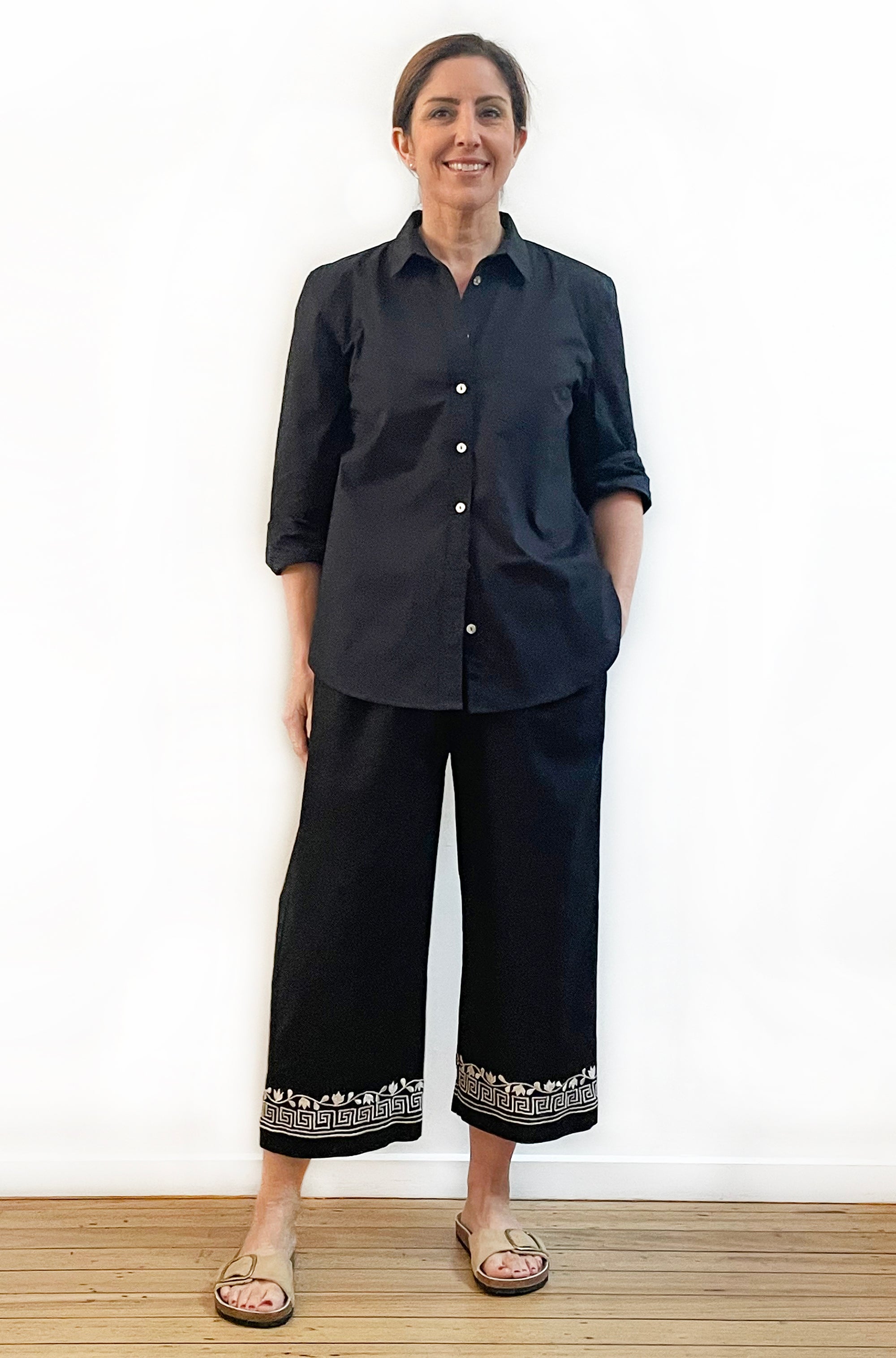 LINEN EMBROIDERED CROPPED PANT BLACK
