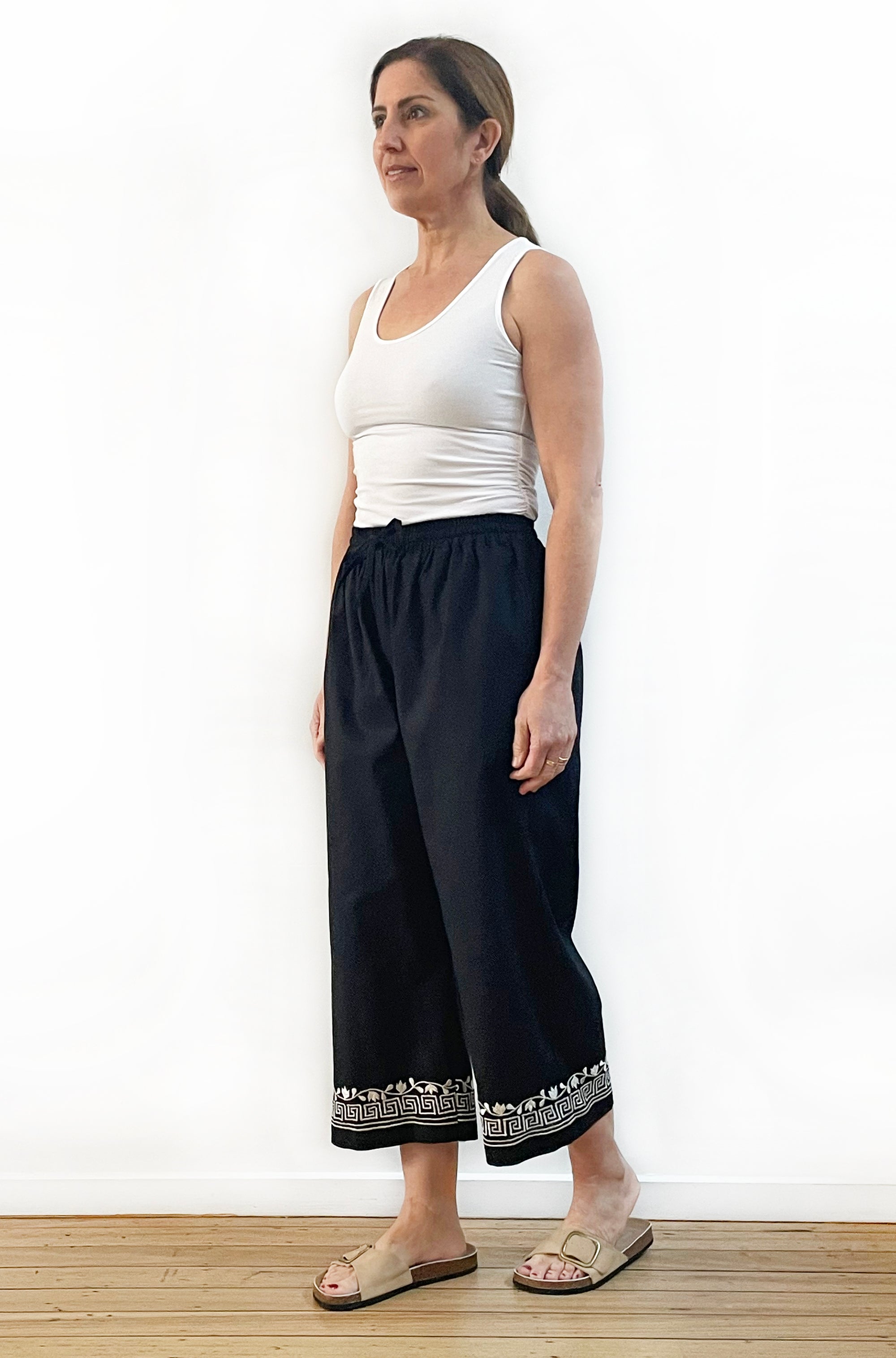 LINEN EMBROIDERED CROPPED PANT BLACK