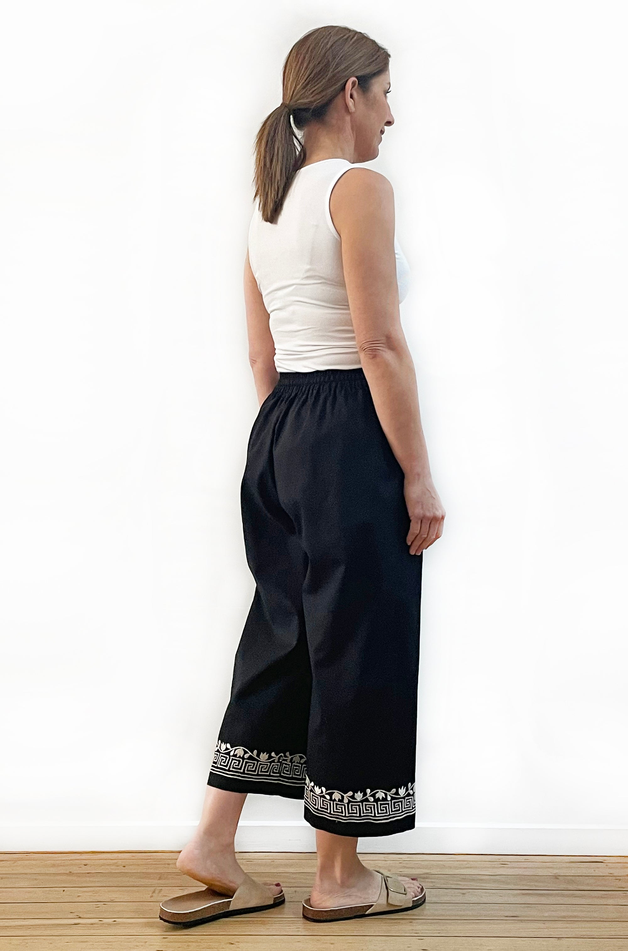 LINEN EMBROIDERED CROPPED PANT BLACK