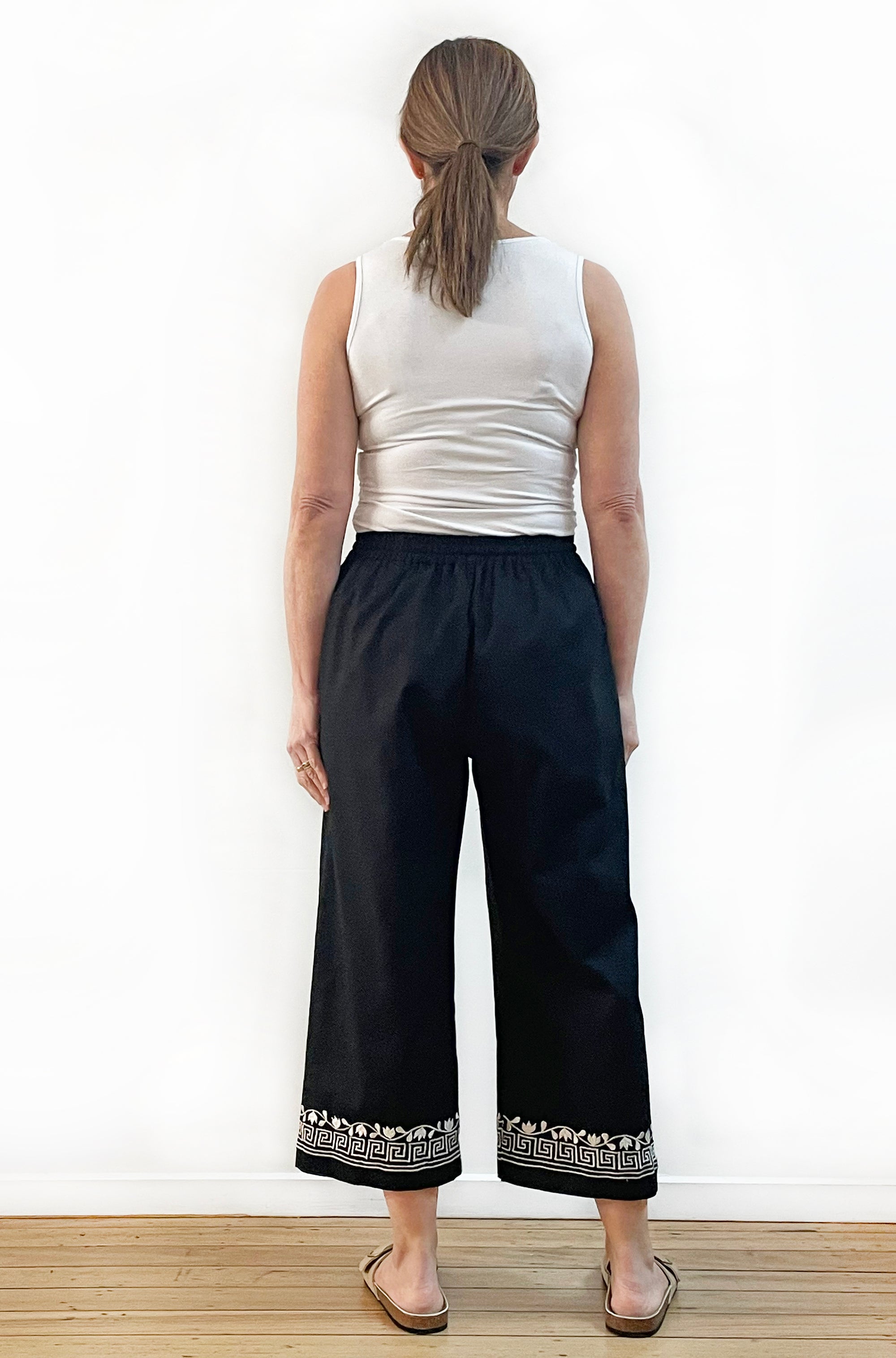LINEN EMBROIDERED CROPPED PANT BLACK