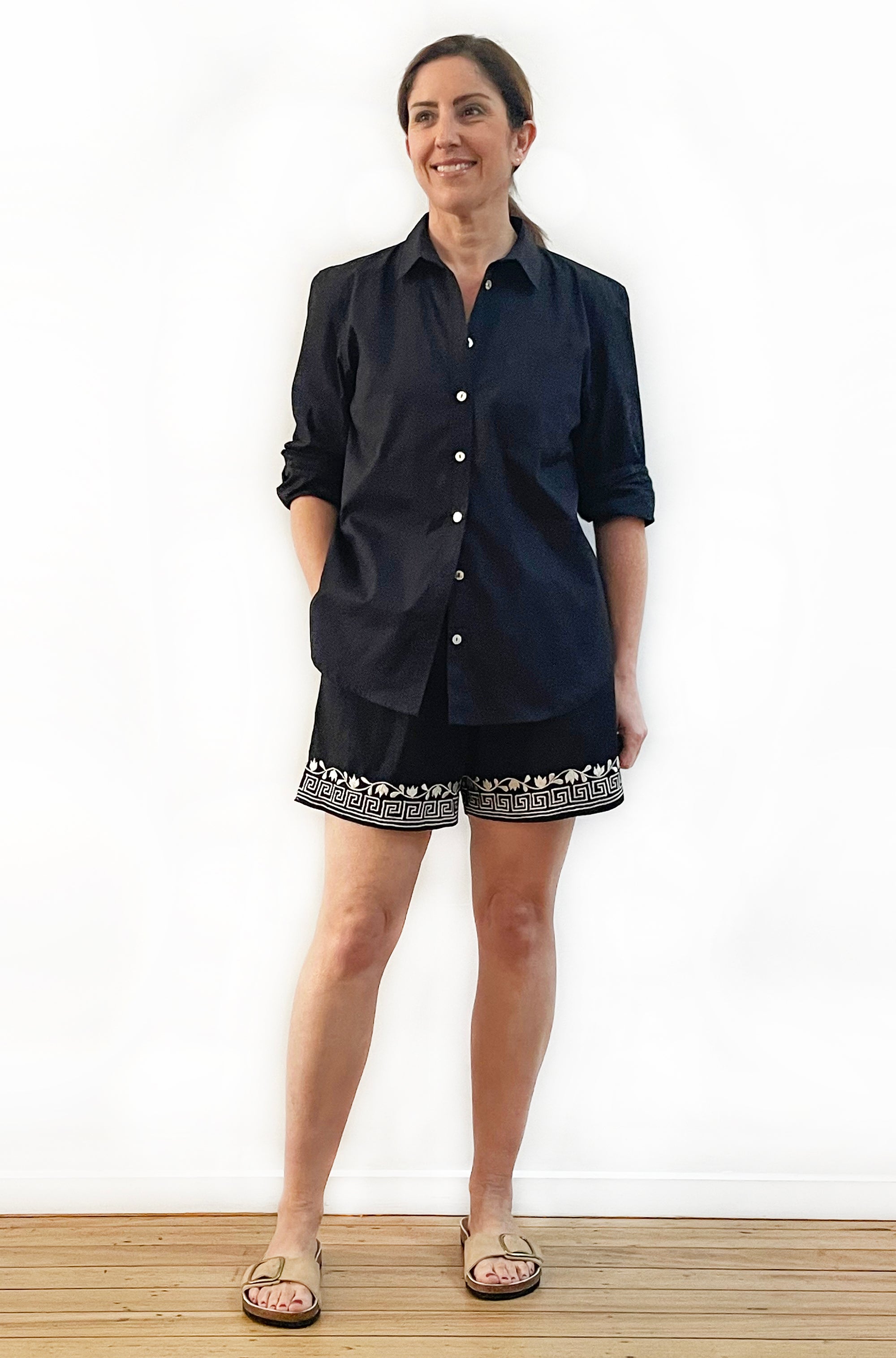 LINEN EMBROIDERED SHORT BLACK