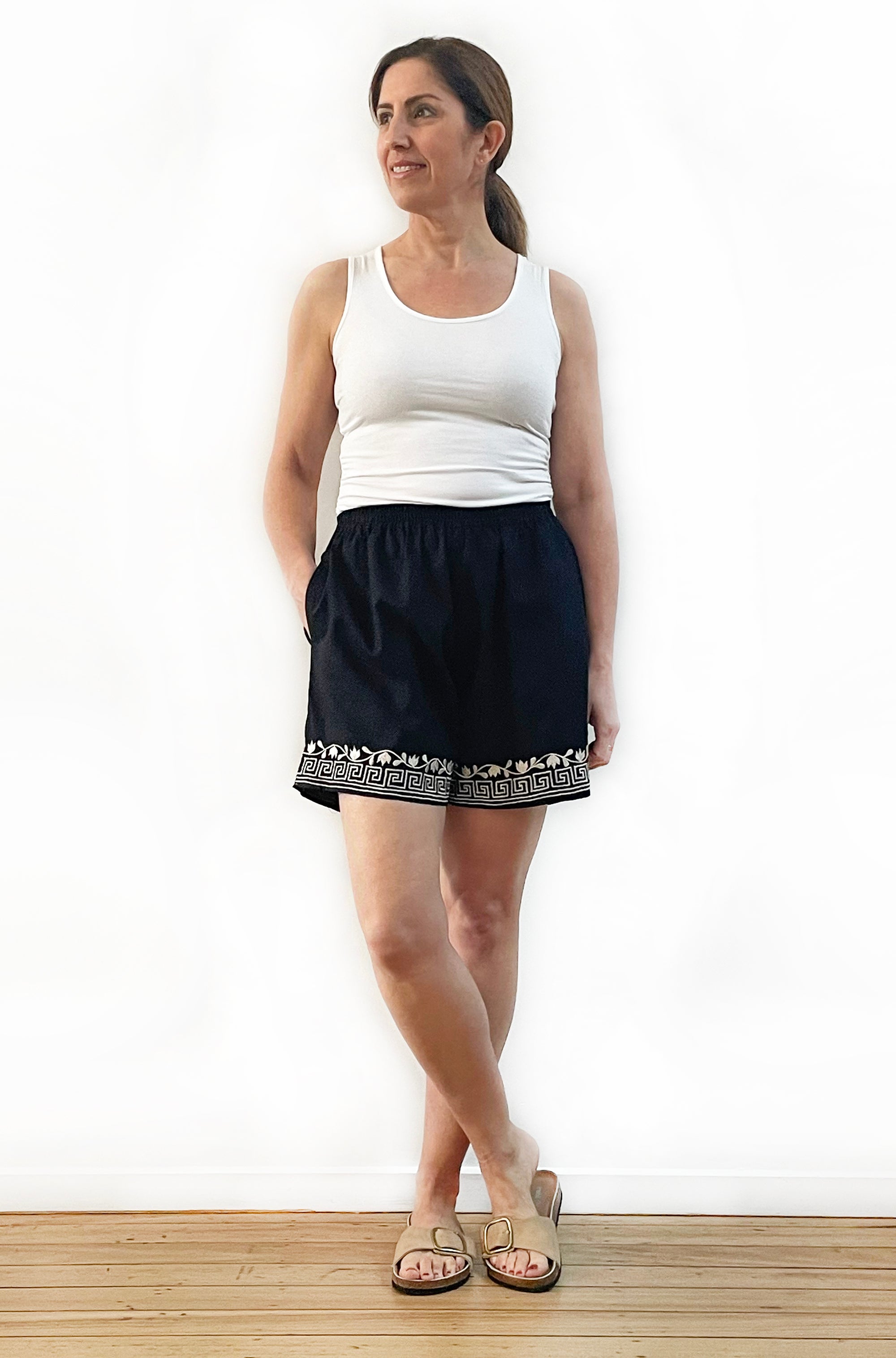 LINEN EMBROIDERED SHORT BLACK