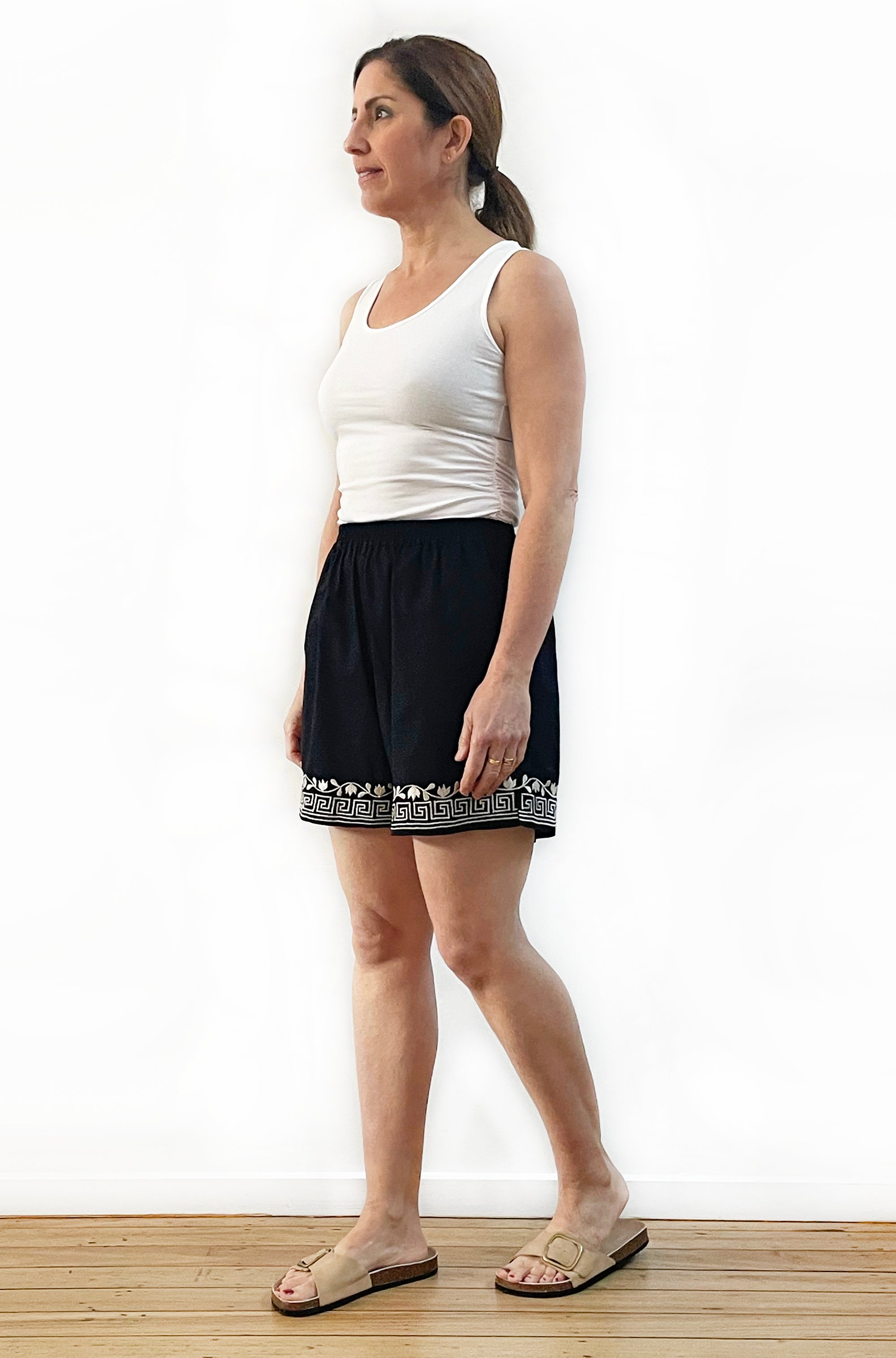 LINEN EMBROIDERED SHORT BLACK