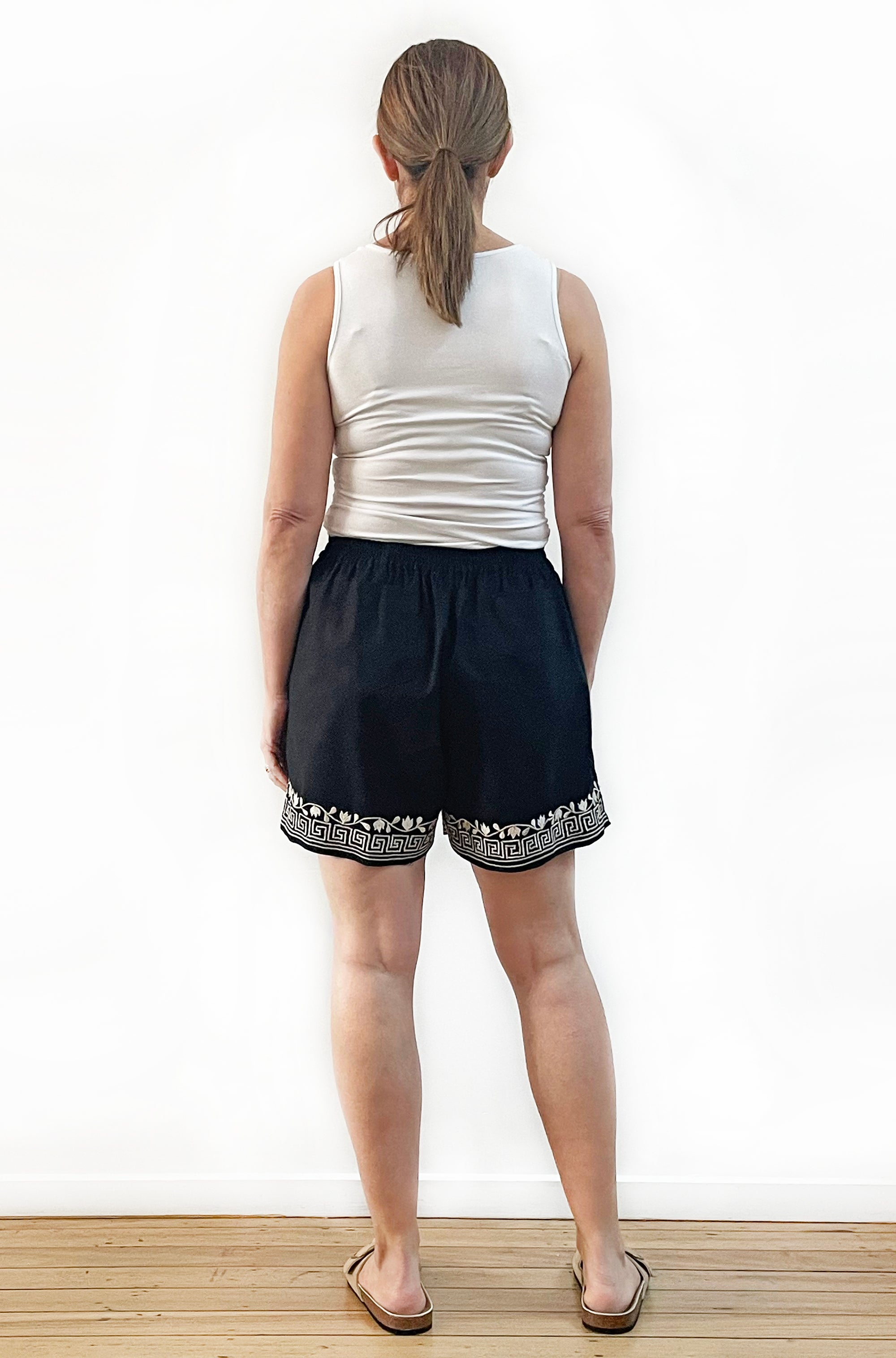 LINEN EMBROIDERED SHORT BLACK