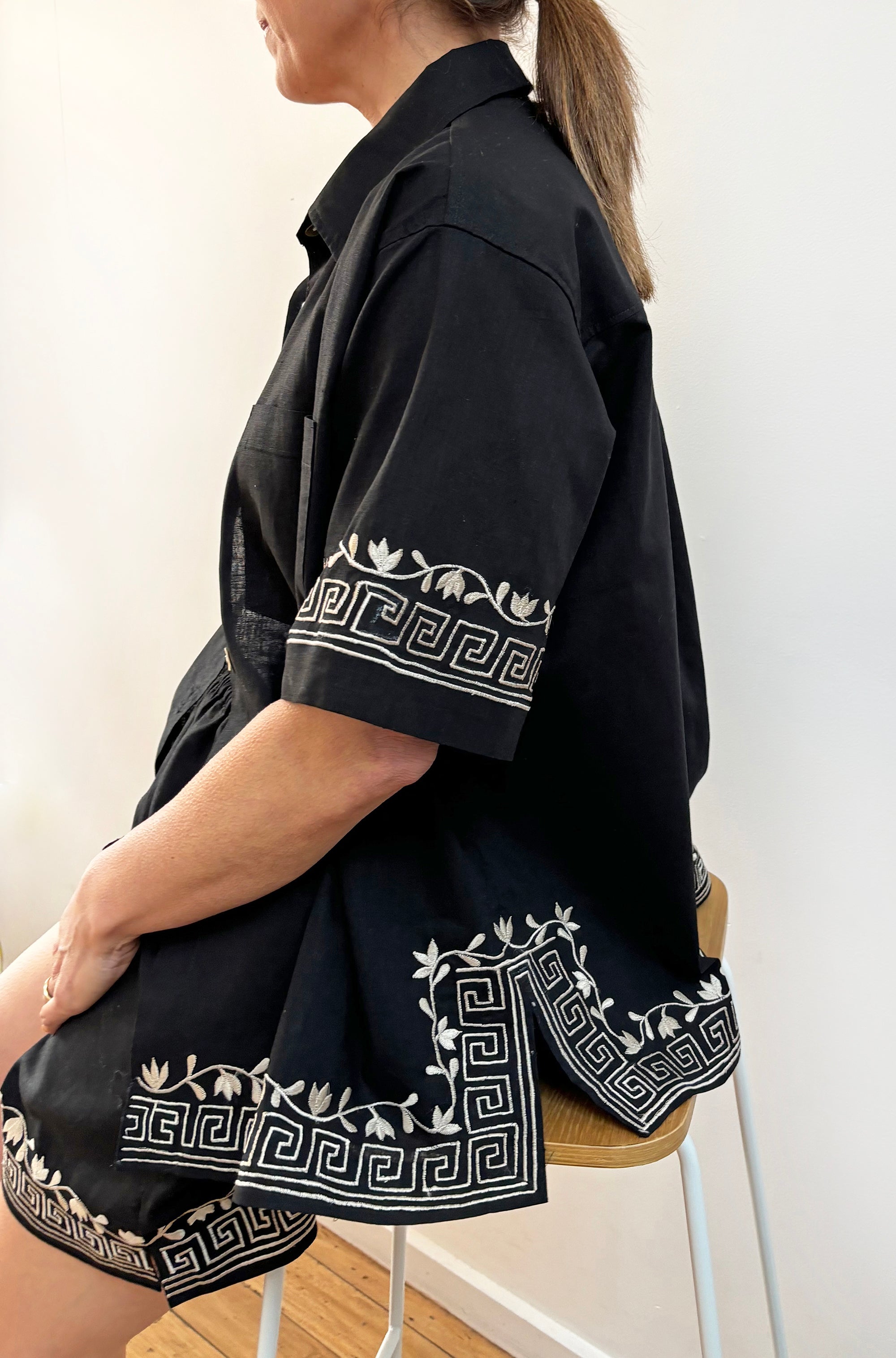 LINEN EMBROIDERED SHORT SLEEVE SHIRT BLACK