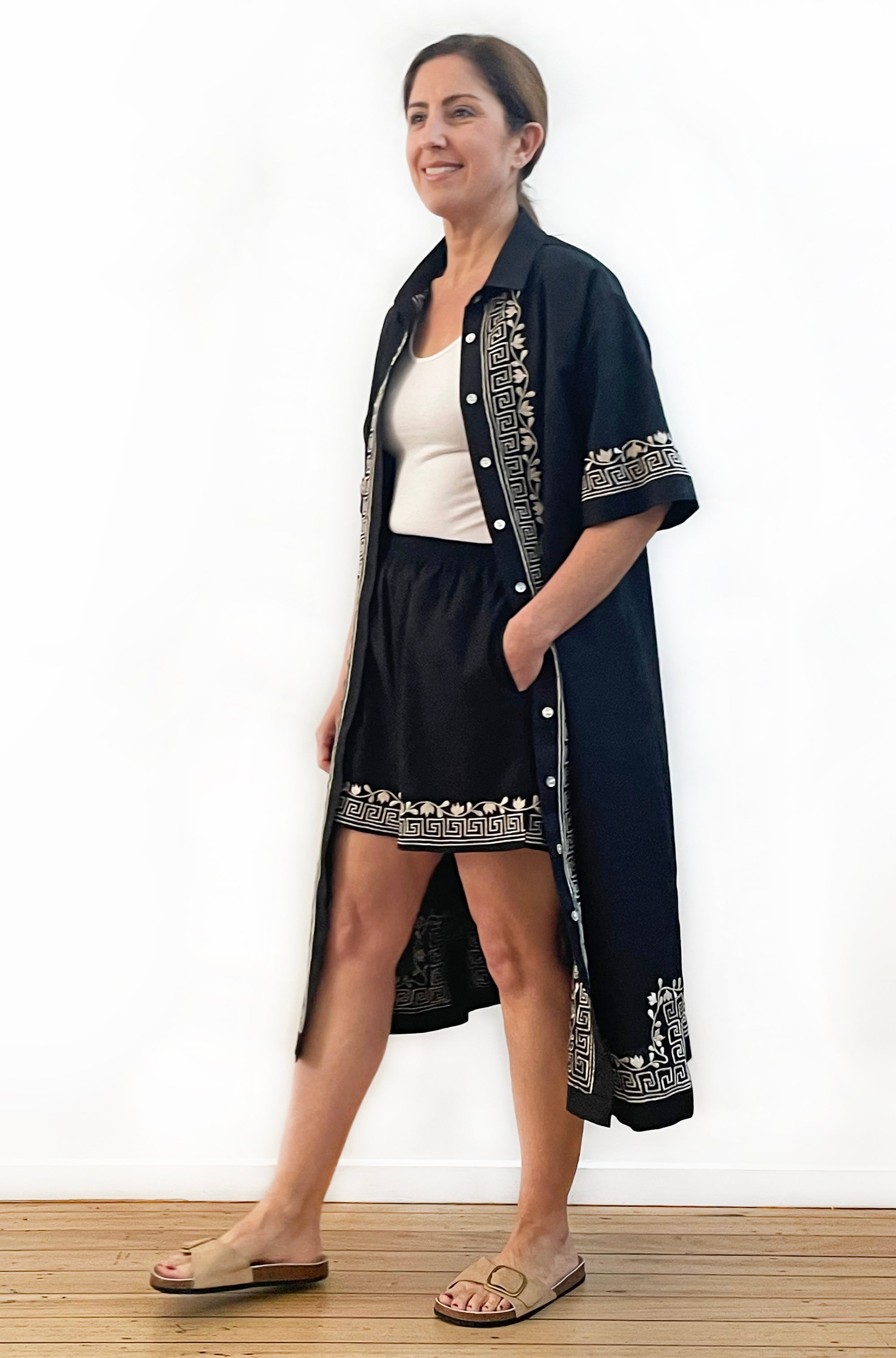 LINEN EMBROIDERED SHORT BLACK