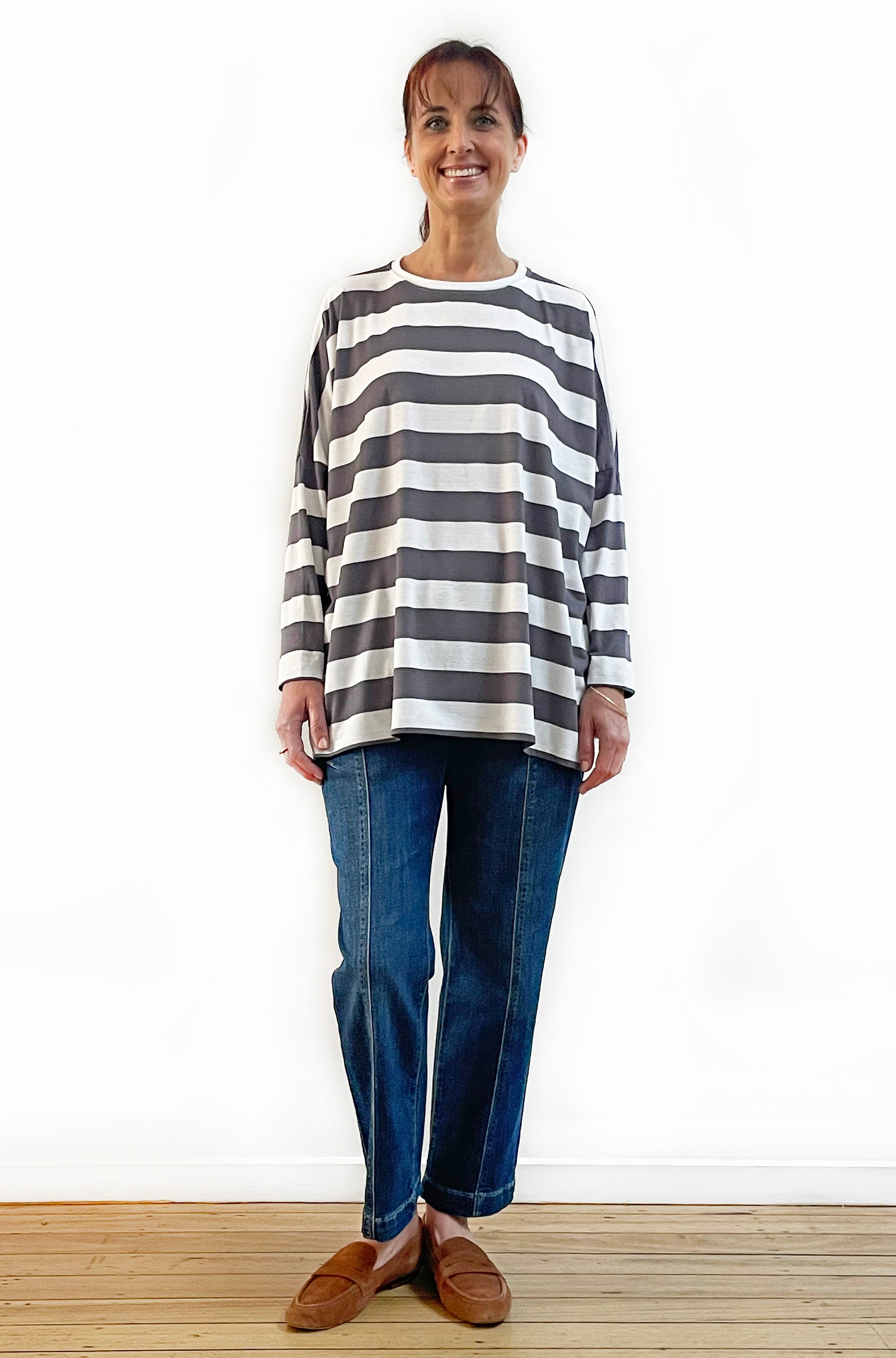 LONG SLEEVE CURVED HEM BOX TOP GREY STRIPE
