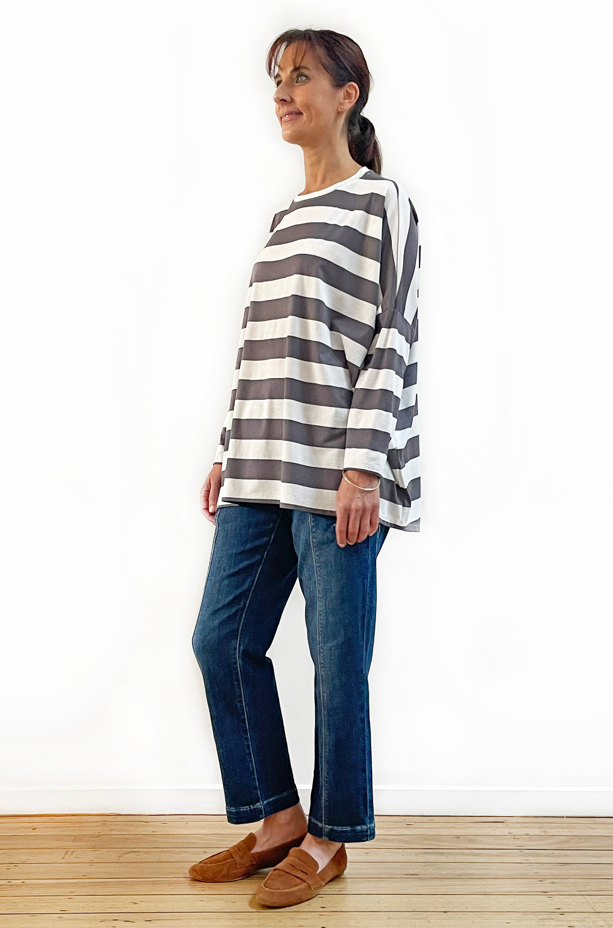 LONG SLEEVE CURVED HEM BOX TOP GREY STRIPE