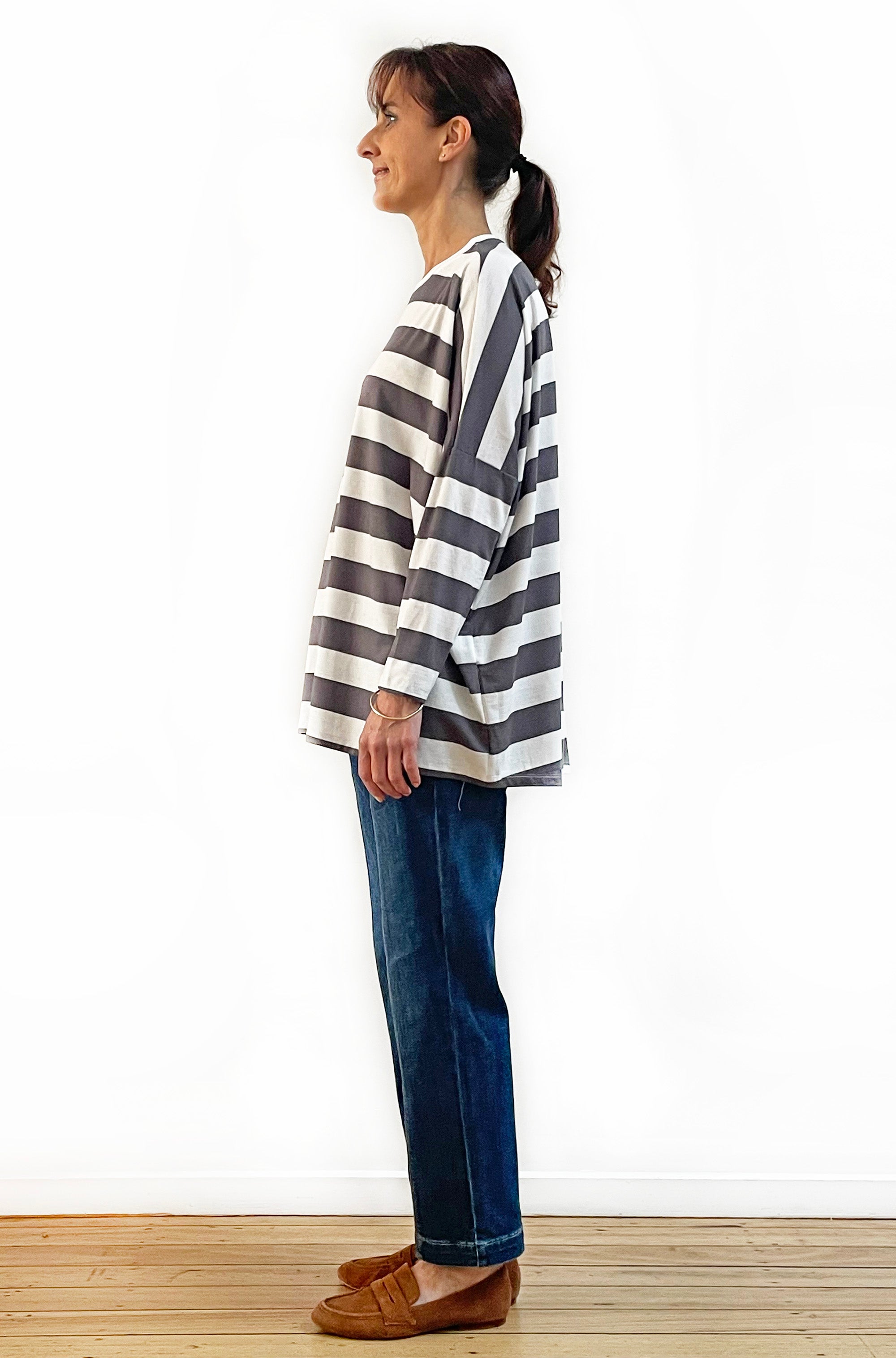 LONG SLEEVE CURVED HEM BOX TOP GREY STRIPE