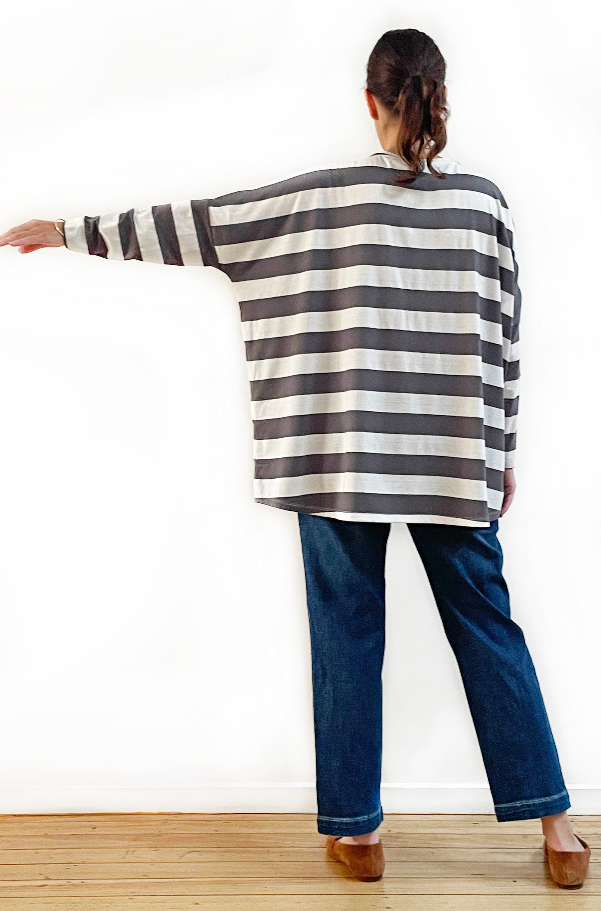 LONG SLEEVE CURVED HEM BOX TOP GREY STRIPE