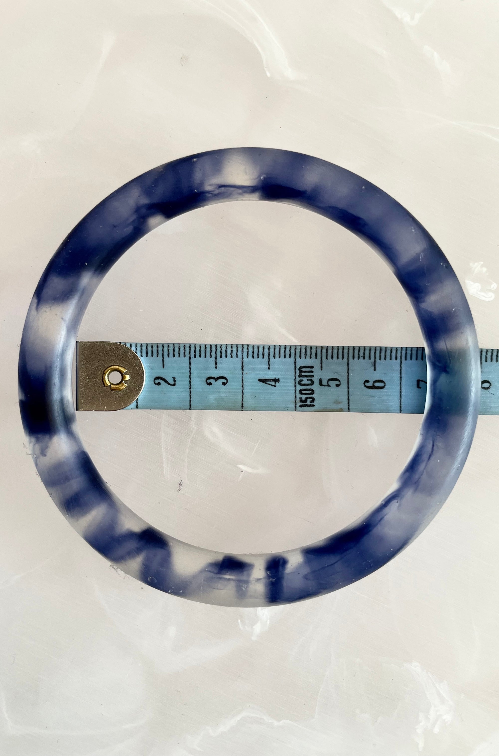RESIN ROUND BANGLE CLEAR/NAVY